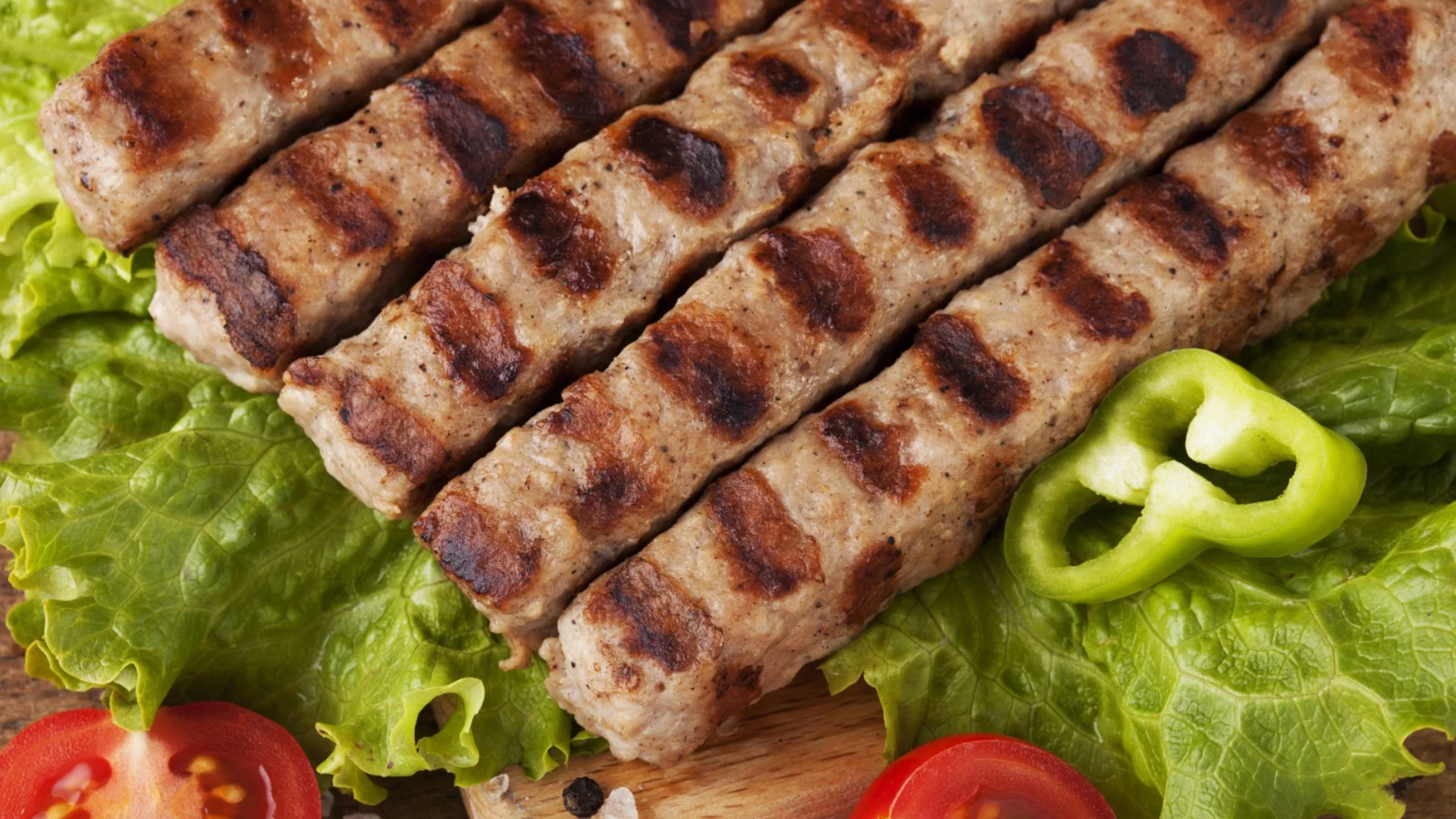 Кебапчета срещу чевапчичи: каква е разликата между тези балкански специалитети