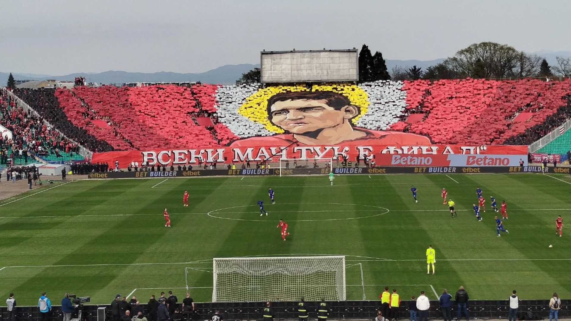 Почит над съперничеството: Как ЦСКА и Левски се поклониха пред легендата Димитър Пенев