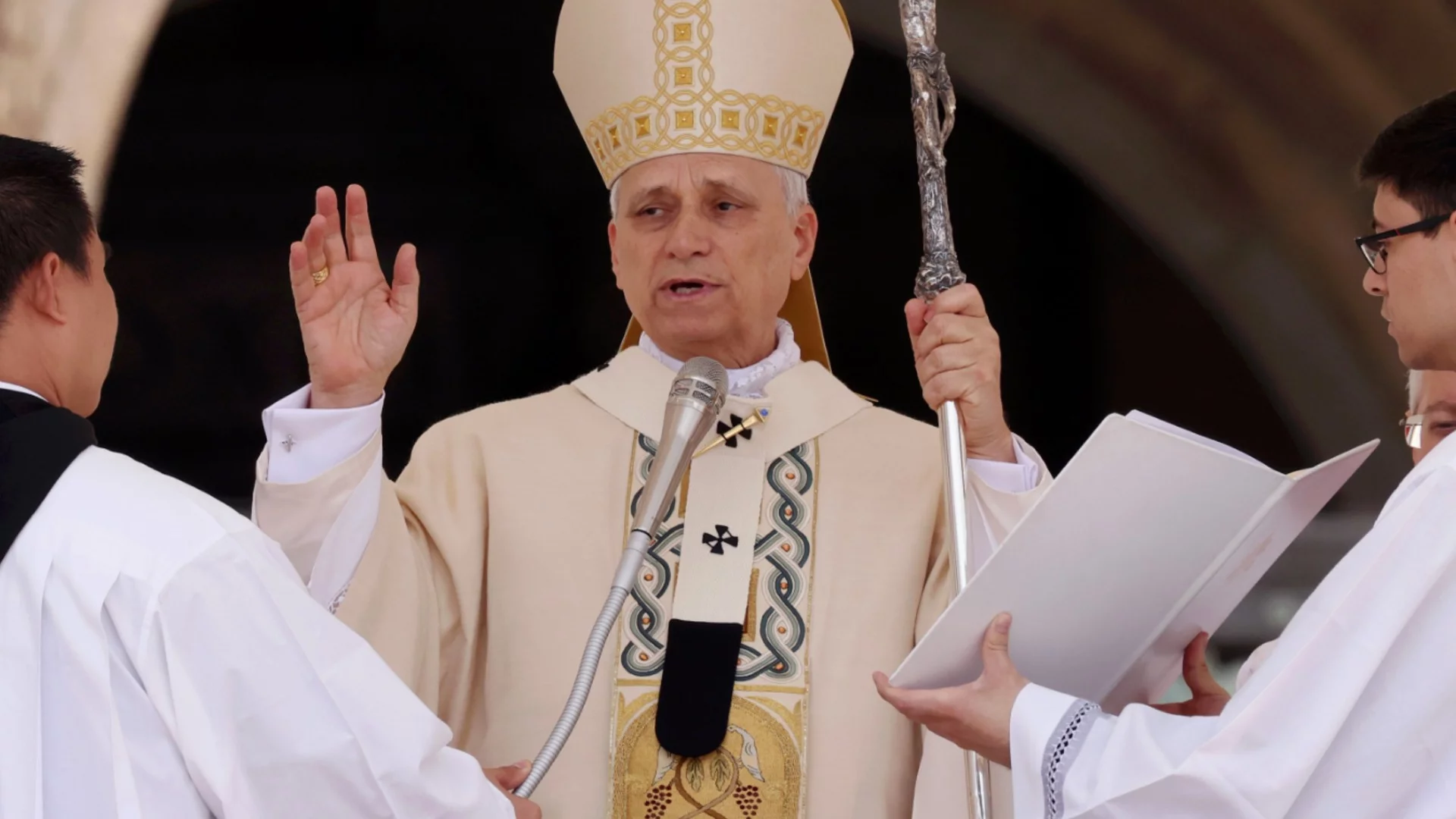 Папата се разходи бос в Голямата джамия на Алжир (ВИДЕО)