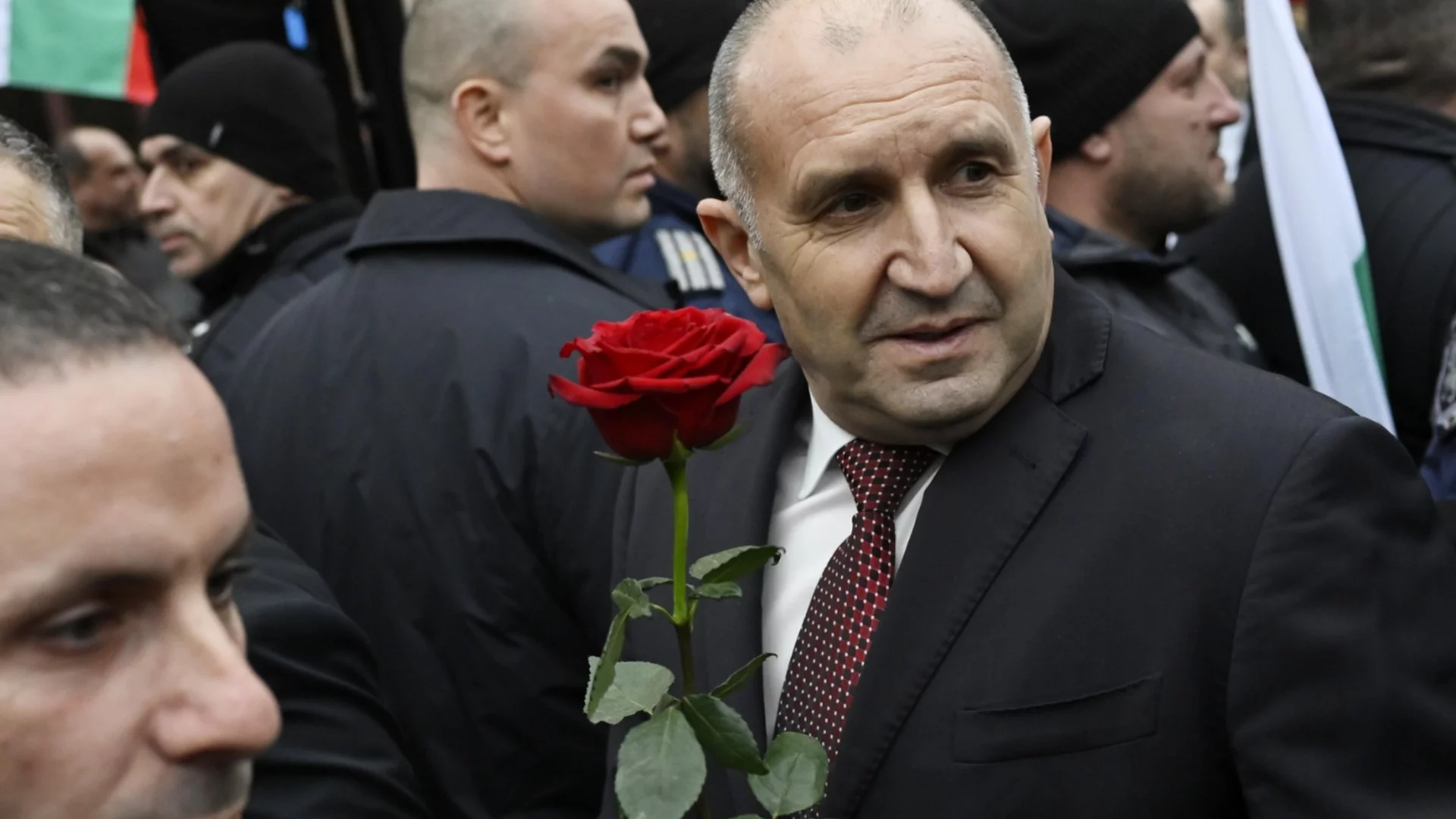 Вестникът на руския елит вижда Радев като заместител на Орбан