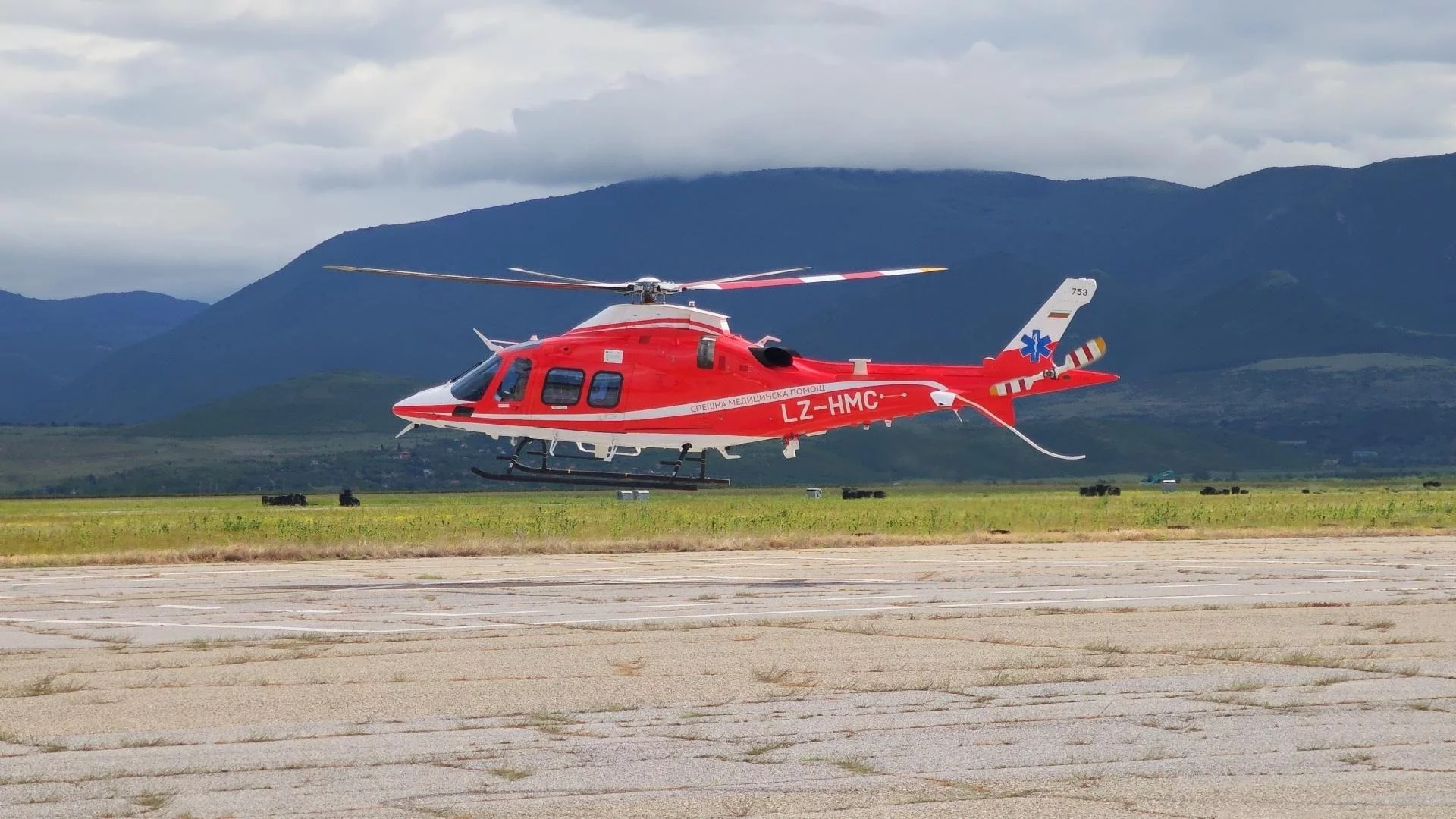 Очакваме още една въздушна линейка, търсят се медици за нея