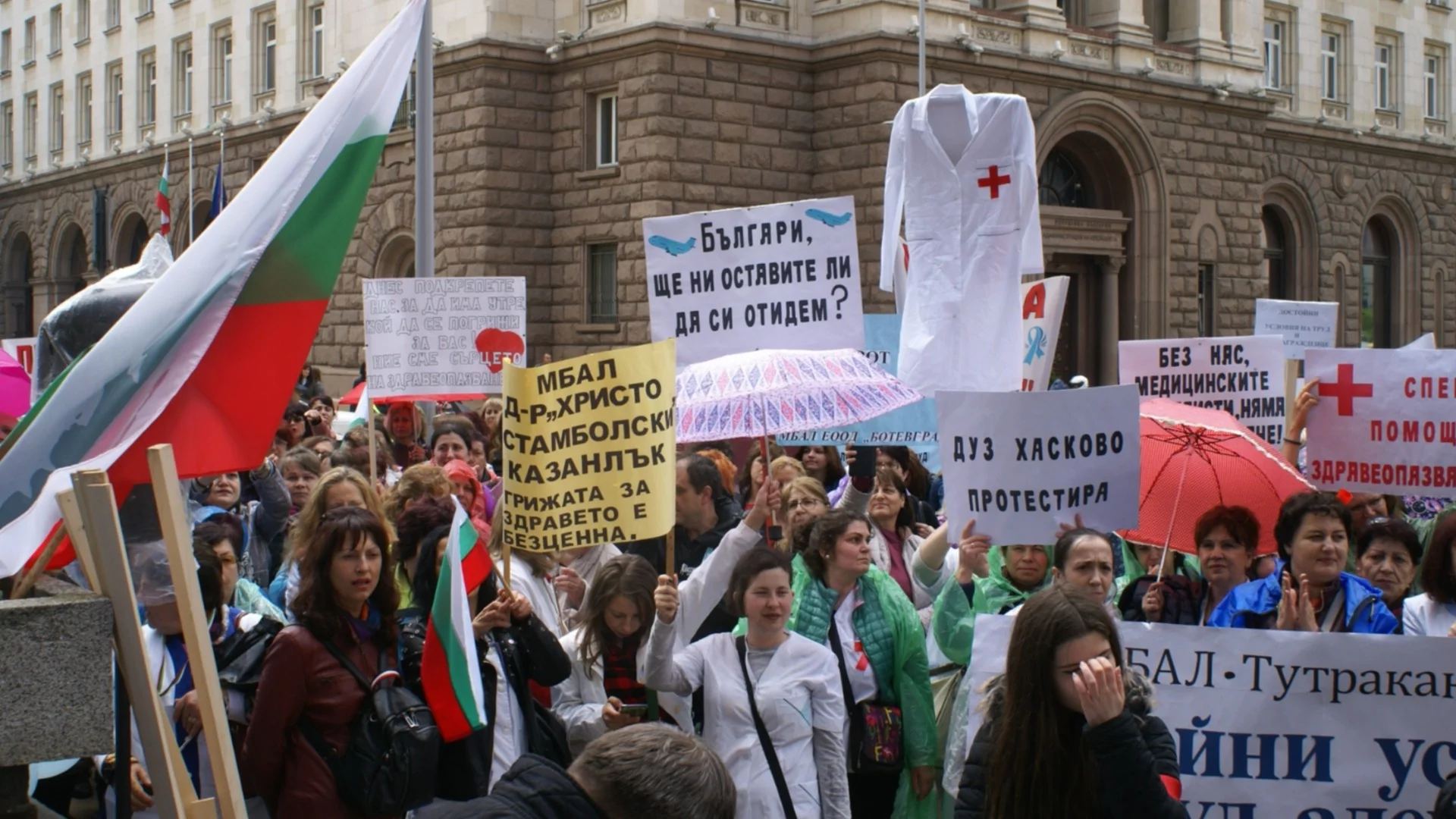 "150% от средната заплата или системата ще се сгромоляса": Няма желаещи да учат за медицински сестри, 80% бягат навън