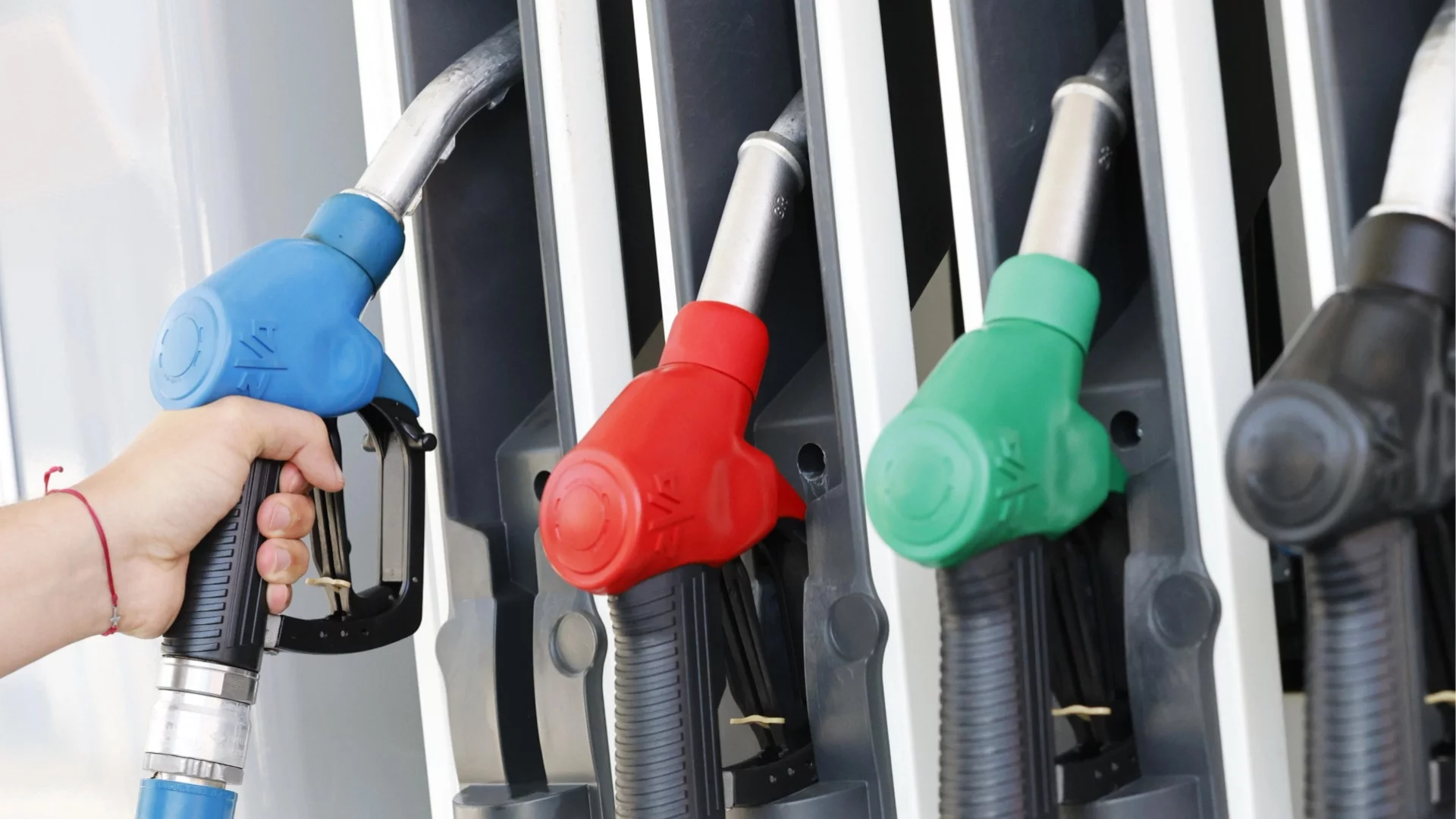 Кризата с горивата чука на вратата: Експерт алармира за енергиен локдаун