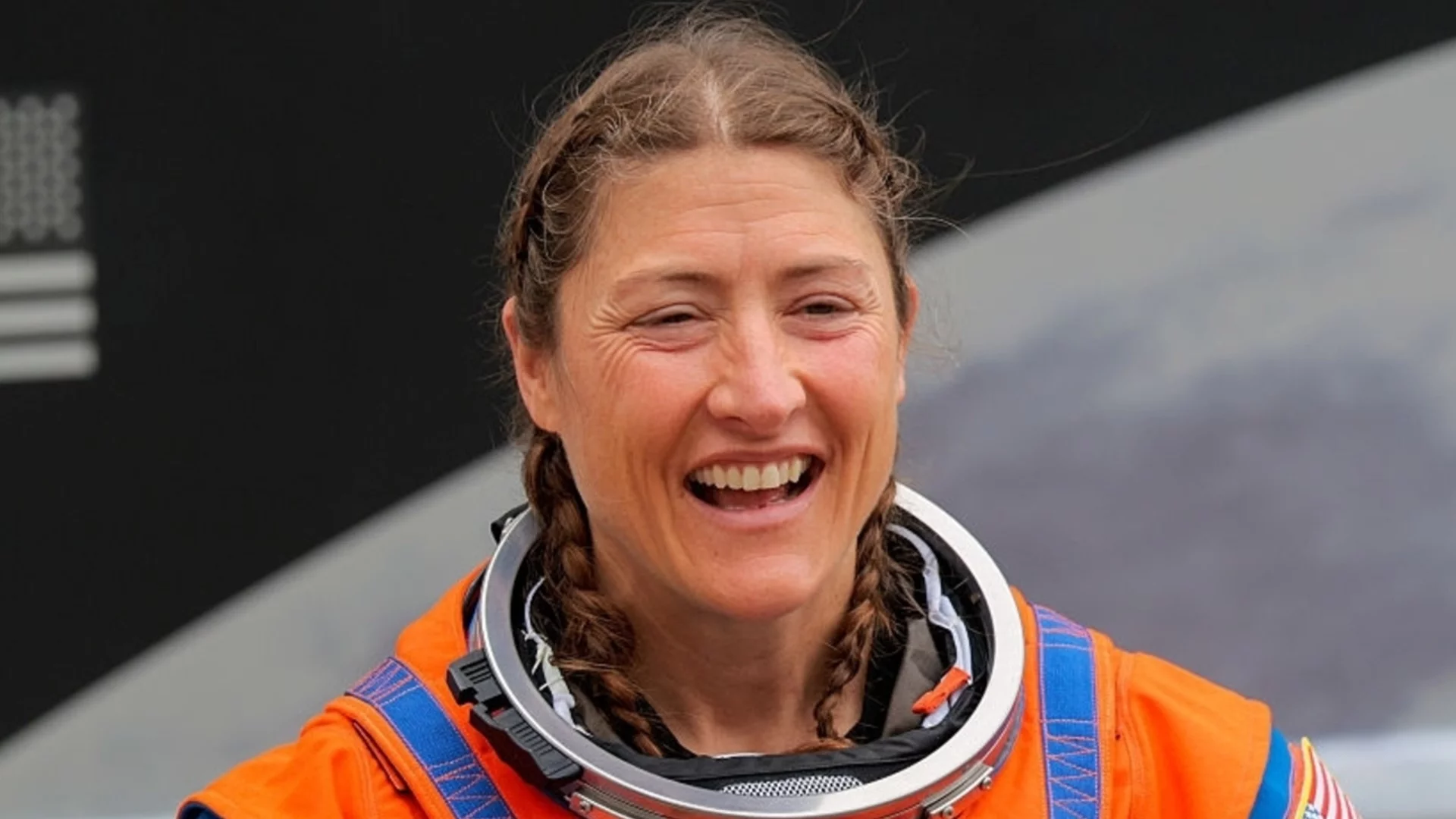 Звезден прах и размахана опашка: Трогателната среща на астронавката Кристина Кох и нейното куче (ВИДЕО)