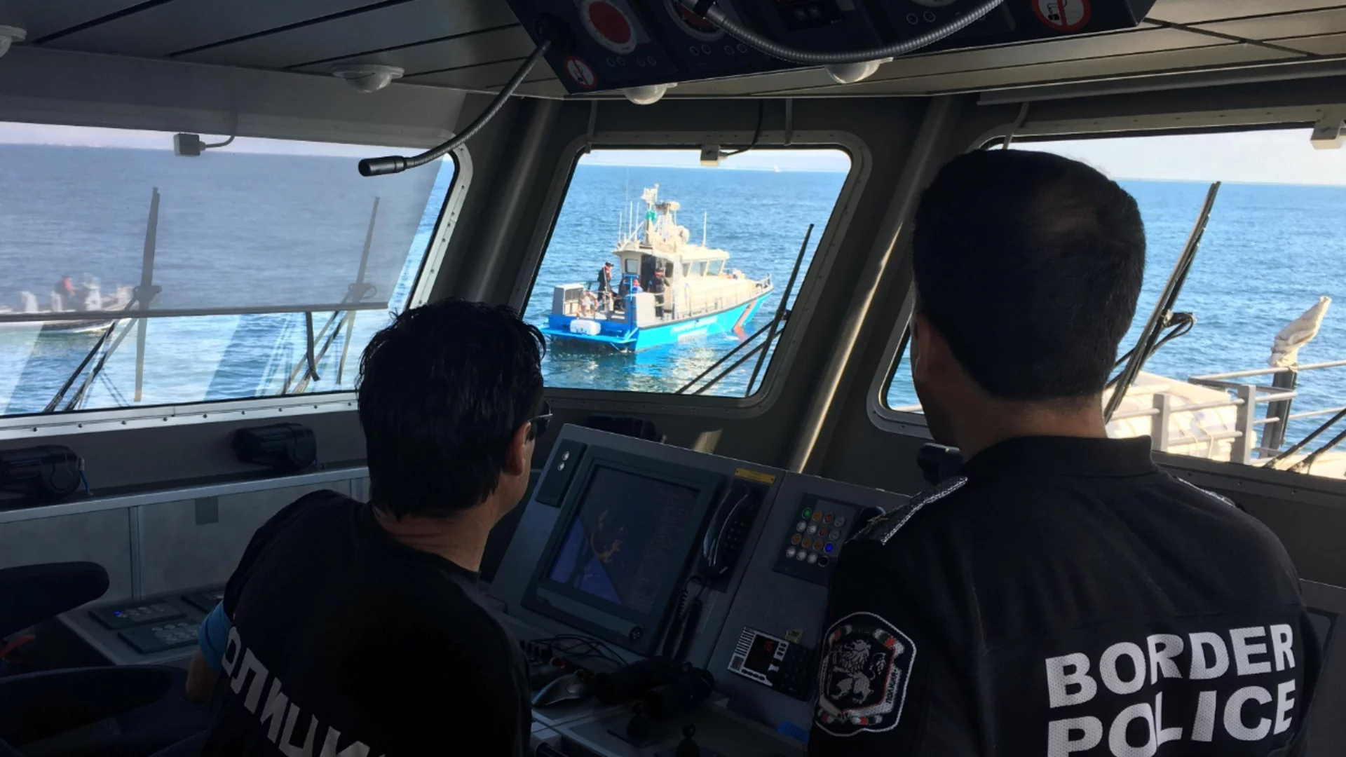 Само в празничните дни: Стотици нелегални мигранти край Крит