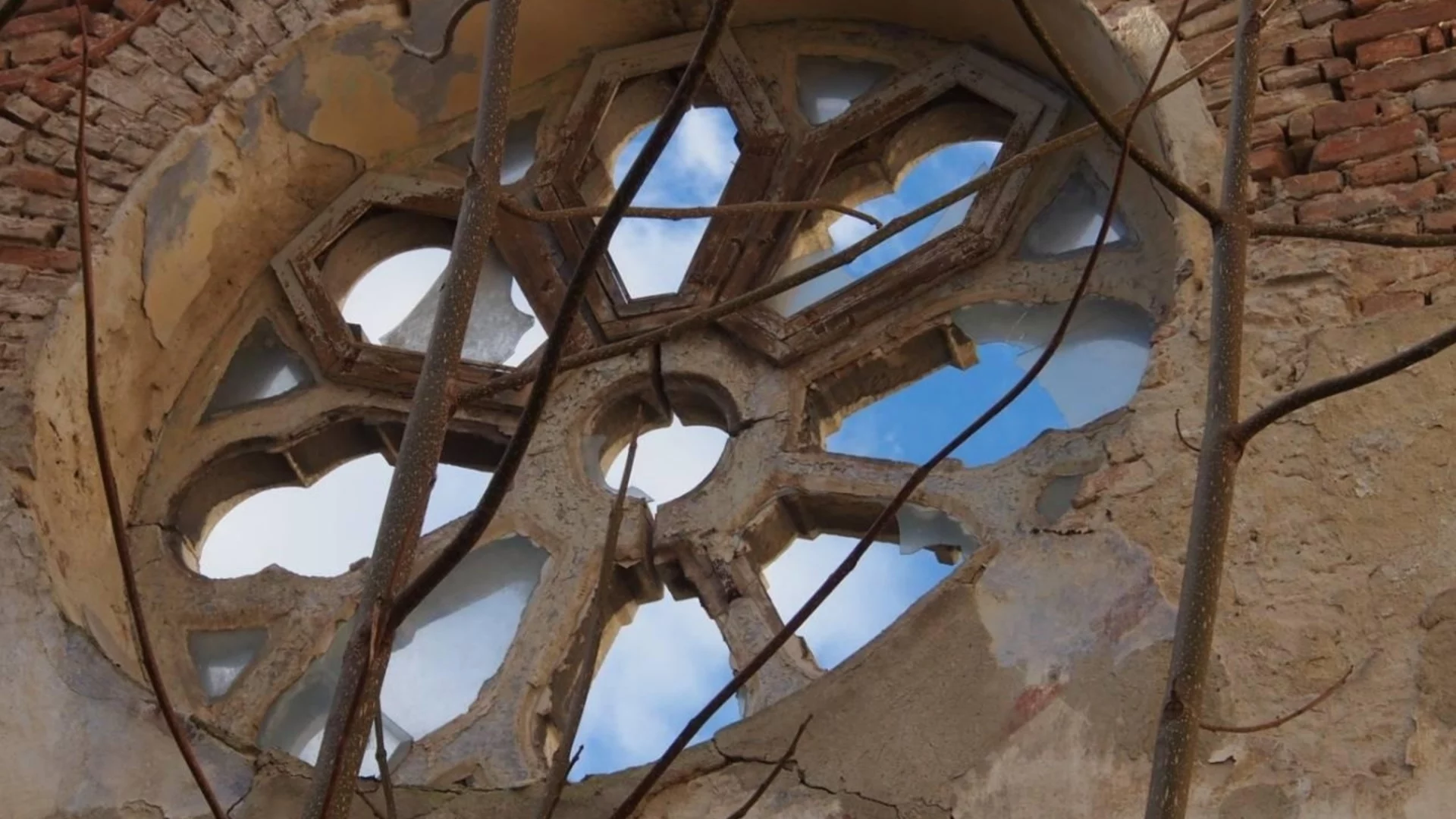 Двама на мотоциклет опитаха да запалят синагогата в Скопие (ВИДЕО)