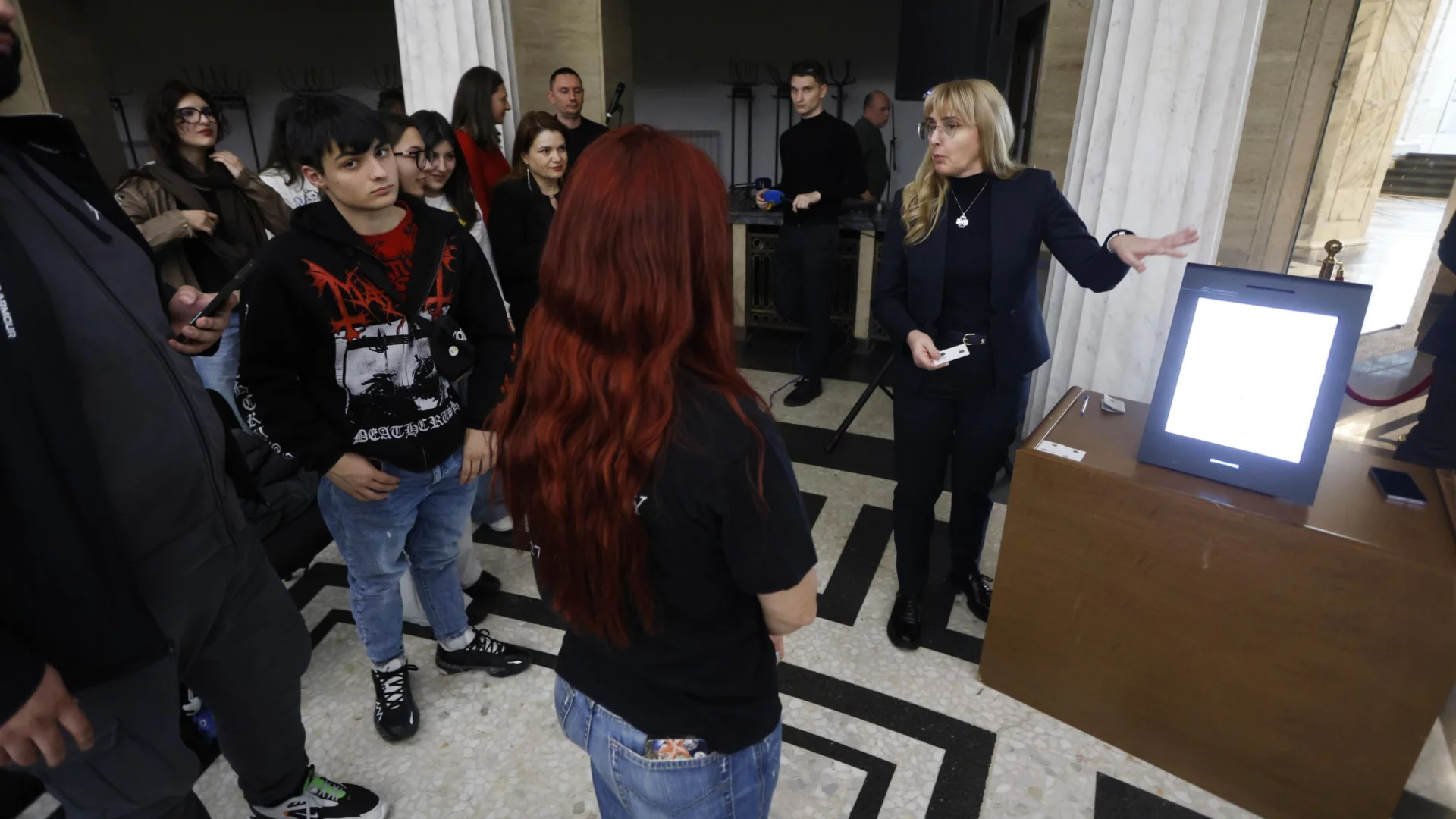 ЦИК учи пълнолетни ученици как да гласуват (СНИМКИ)