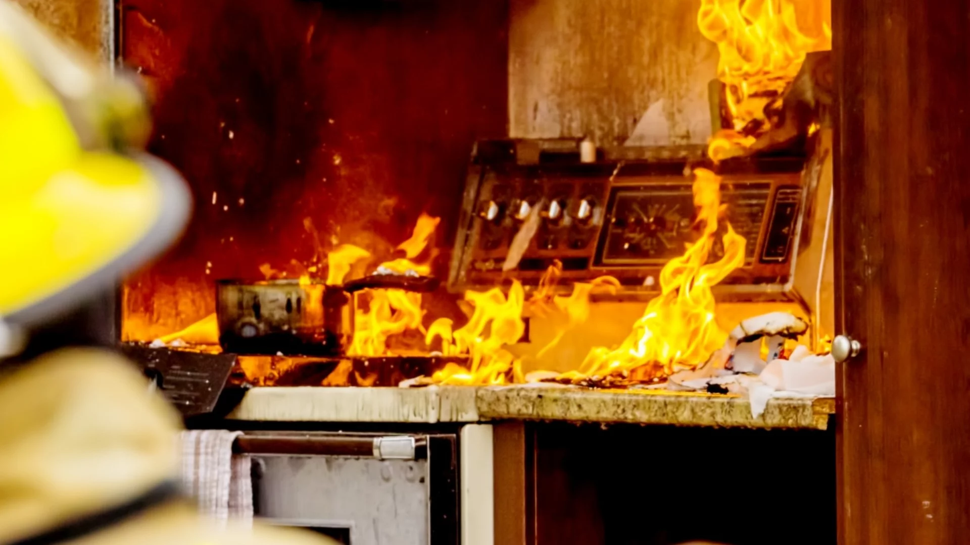 Мощен пожар, огромни щети: Едва загасиха жилищен комплекс в Албания (ВИДЕО)