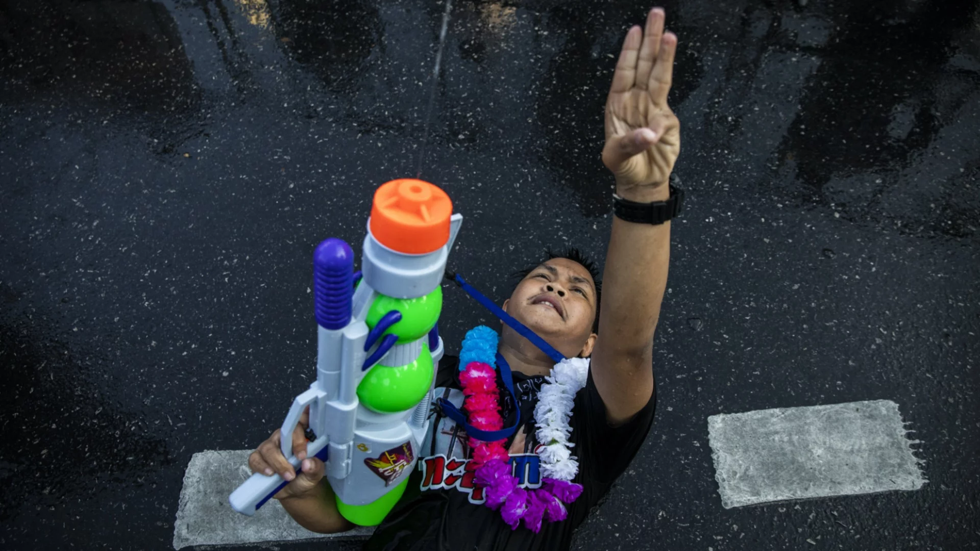 Престрелки с водни пистолети в Тайланд: Полицаите се включват в битките (ВИДЕА)