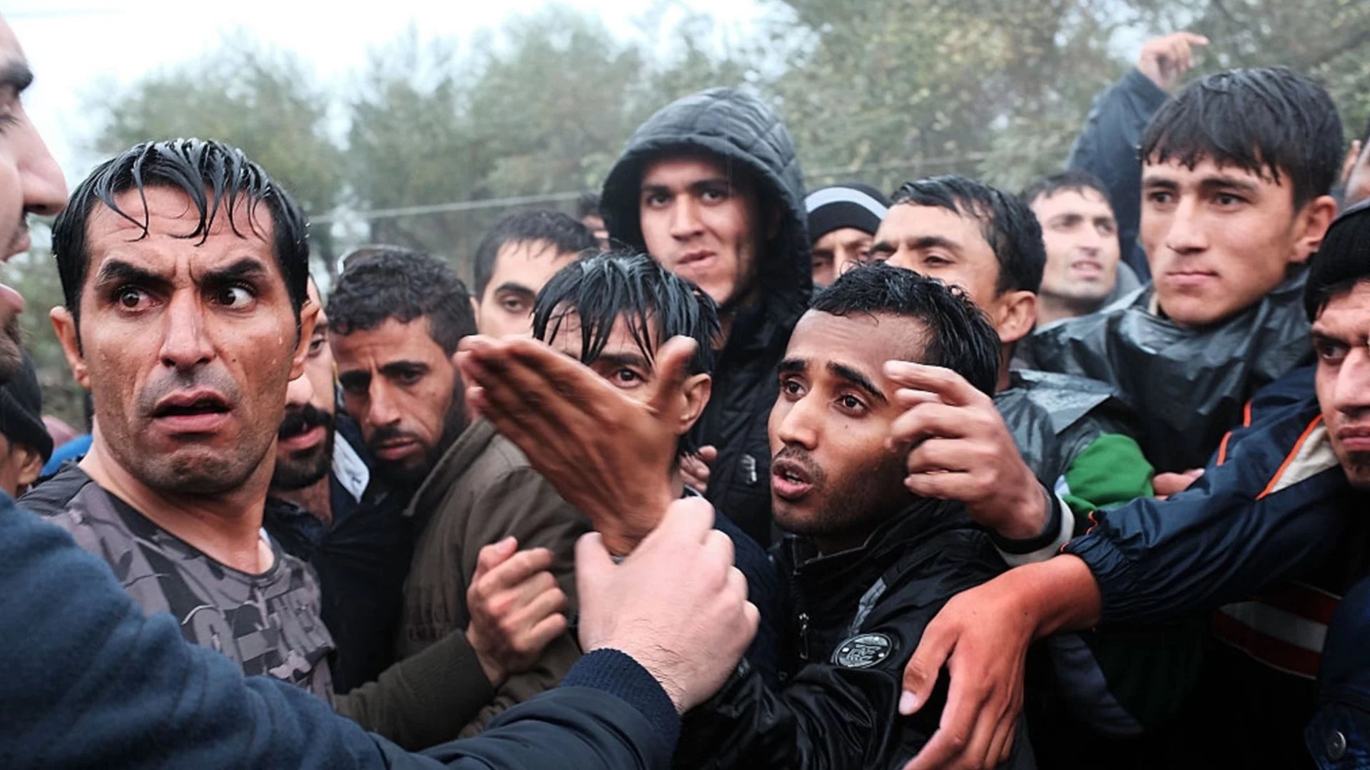 Гърция наемала мигранти, за да бият и насилват други мигранти и да ги връщат през границата