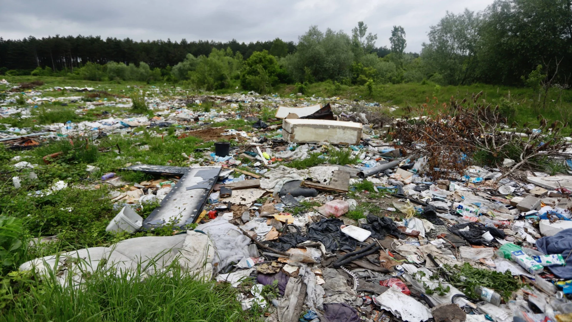 Разчистват незаконното сметище край езерата на Долни Богров