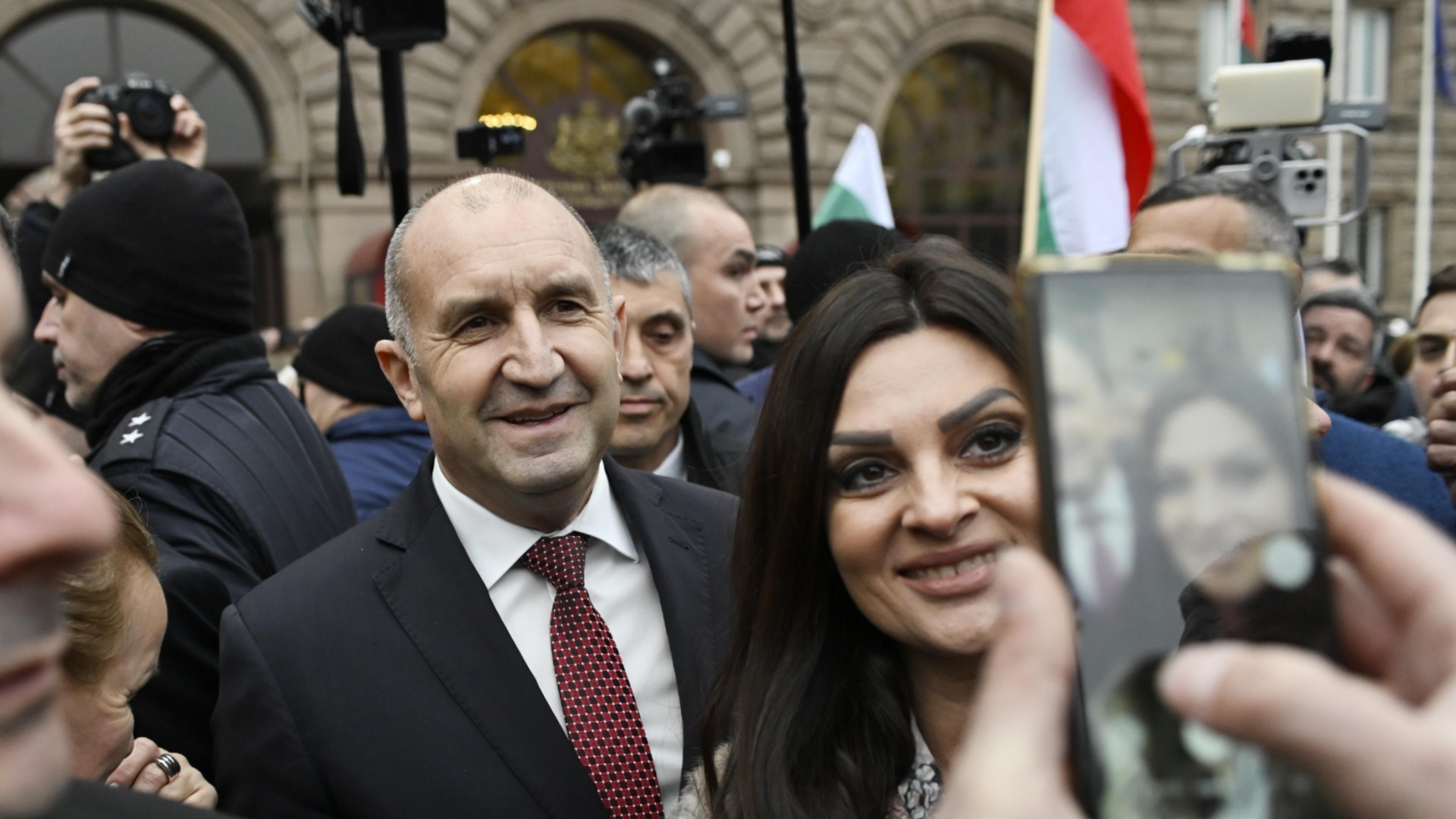 Плащат ли по 15 евро на статисти за закриването на кампанията на Радев в Арена София? (СНИМКИ)