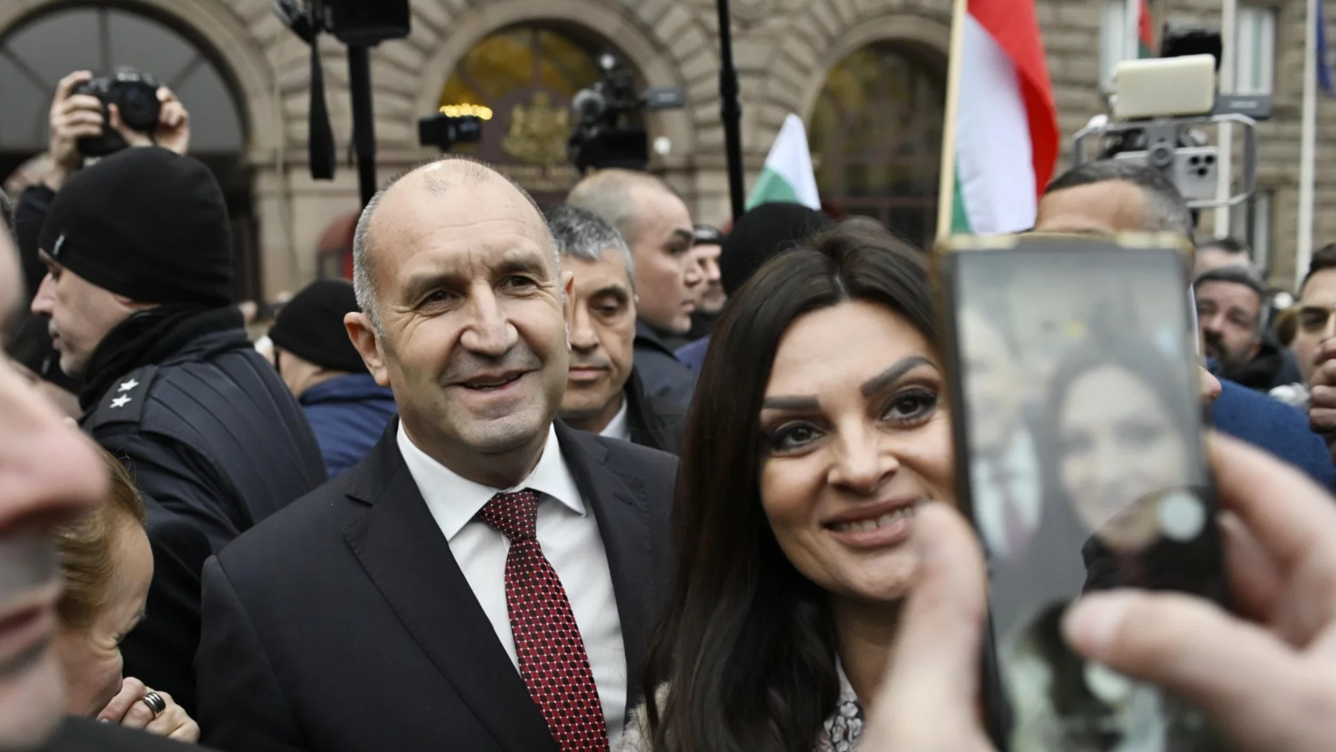 Плащат ли по 15 евро на статисти за закриването на кампанията на Радев в Арена София? (СНИМКИ)