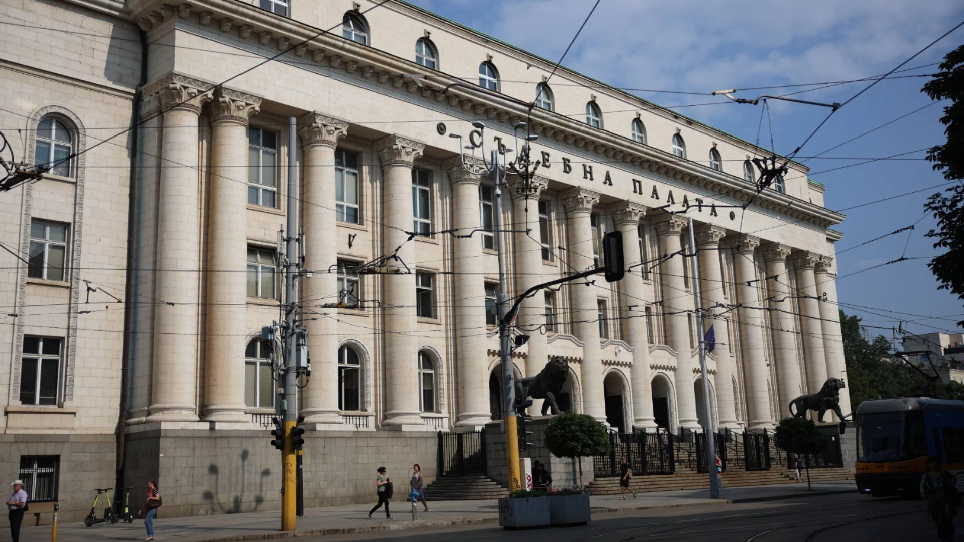 Сигнал за бомба евакуира Съдебната палата в София