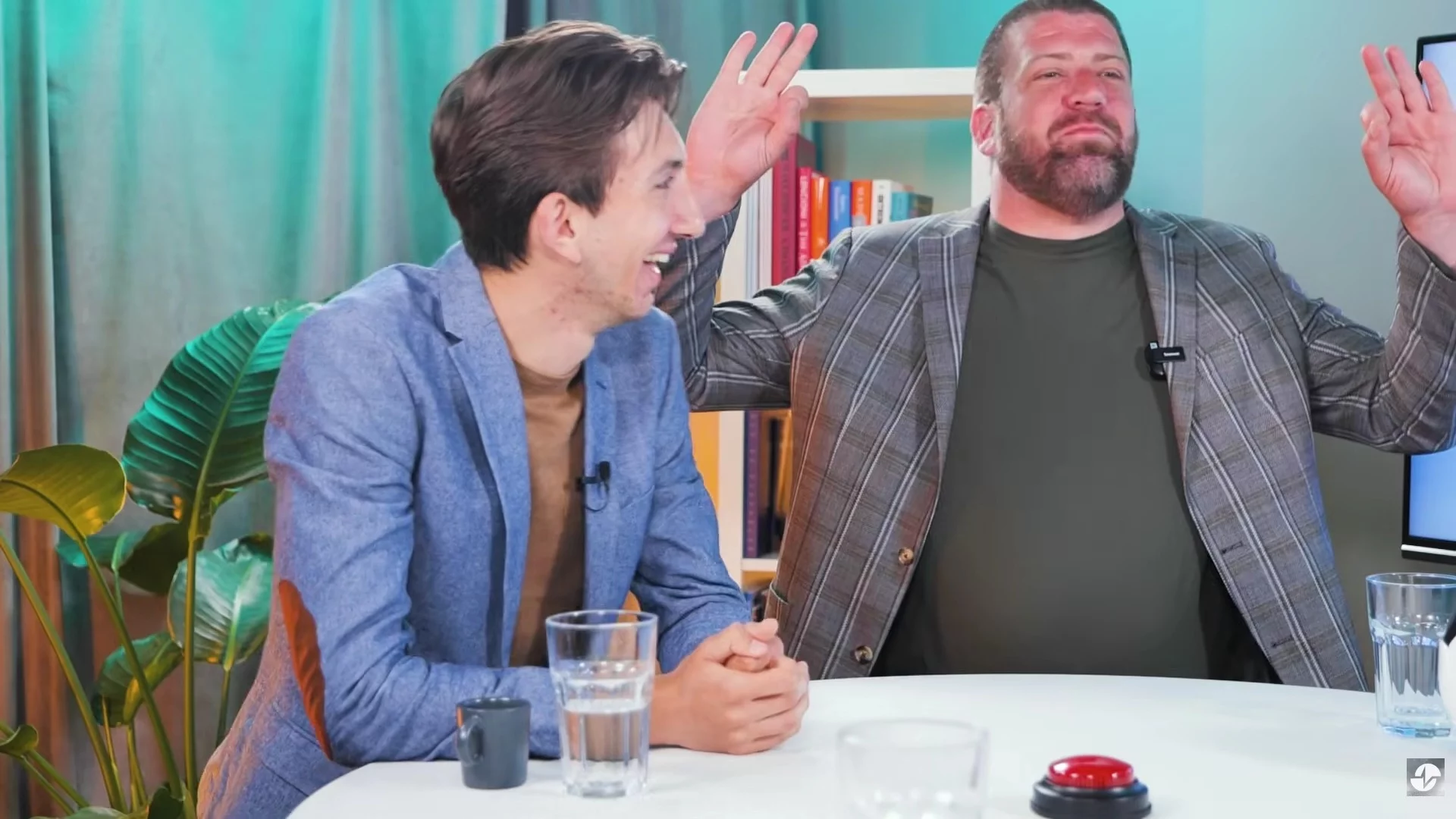 “Еее, това не е нормално! А, стига де! Това е единственият, който знам от Бдин Видин“: Изключително тежка игра “Кой съм аз“ (ВИДЕО)