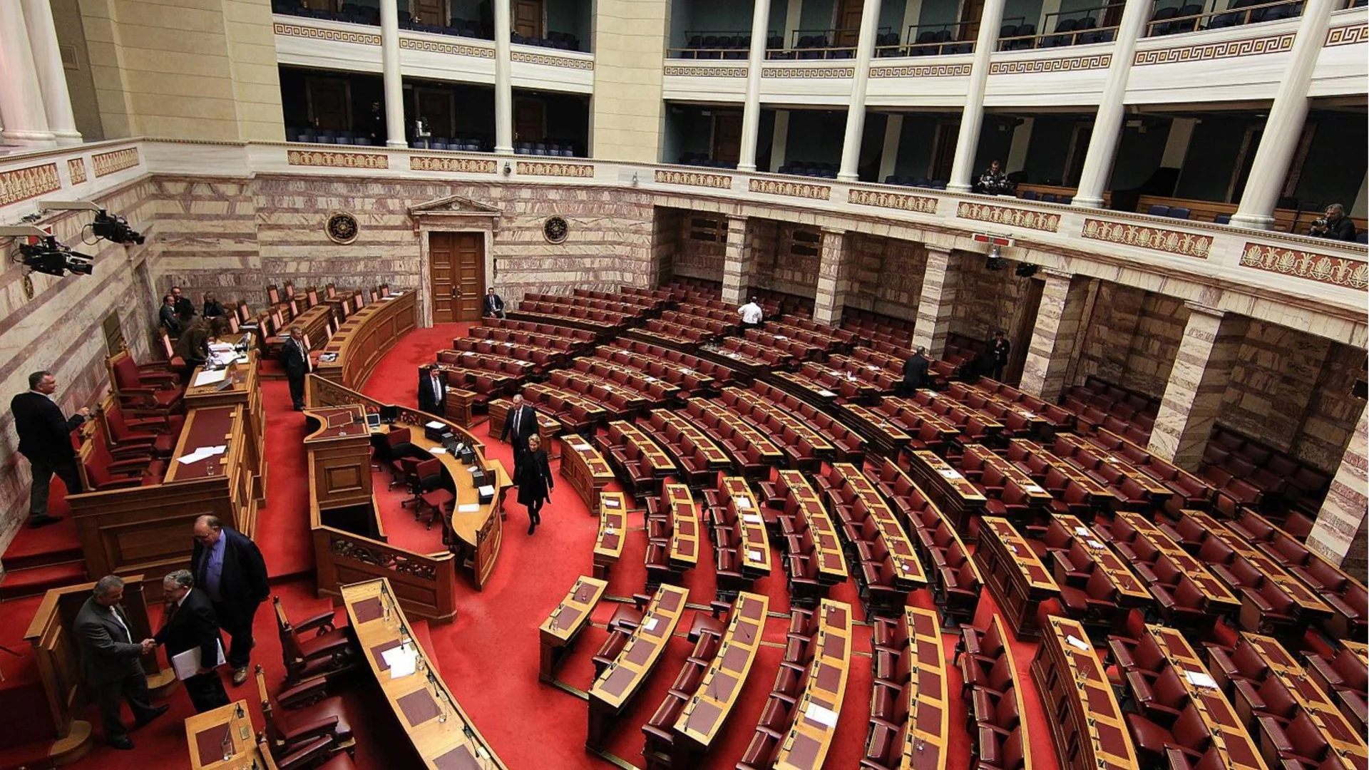 Скандал в Гърция: Зам.-министър се оказа със средно образование