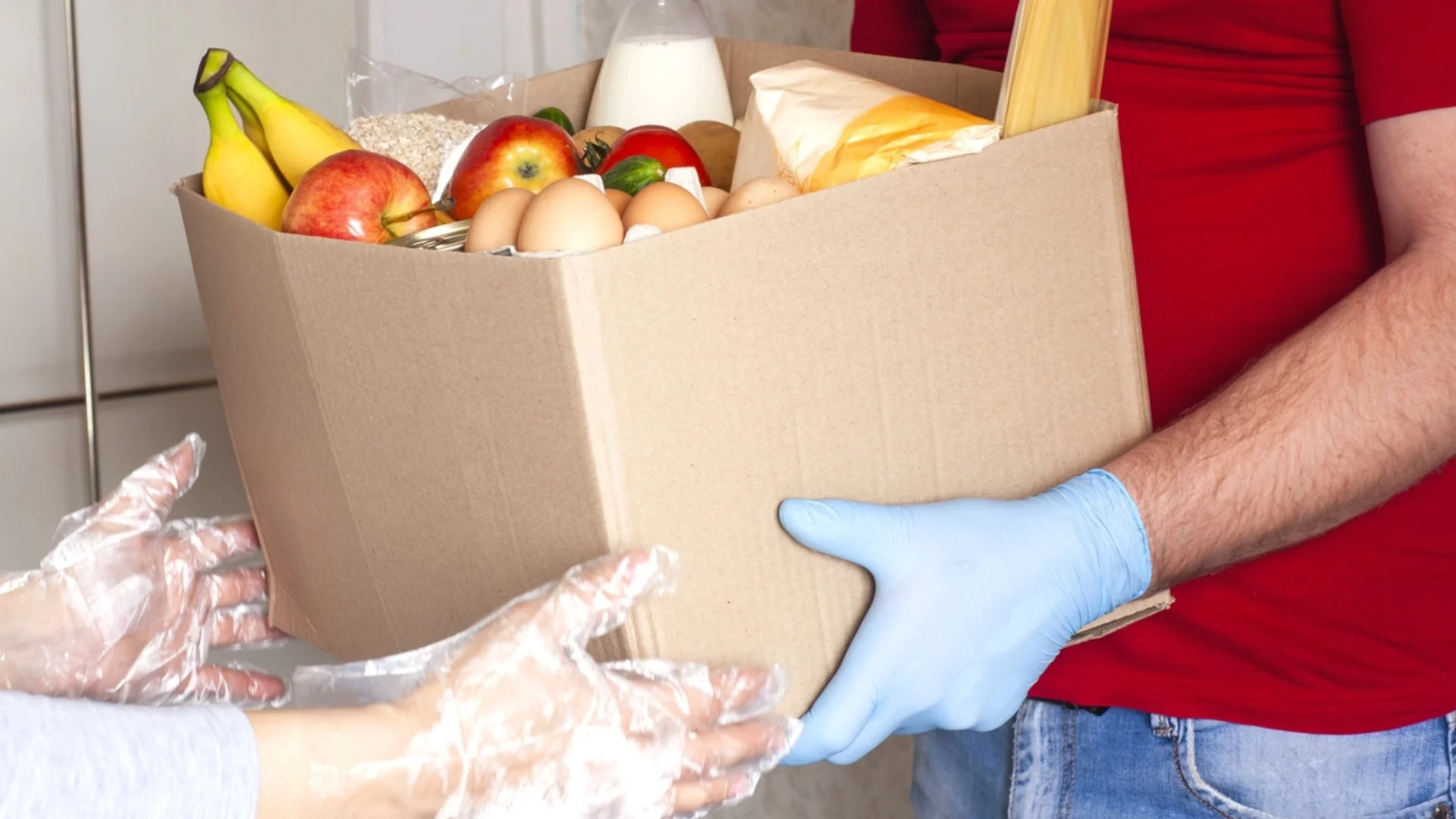 Кмет раздавал чанти с храни срещу вот