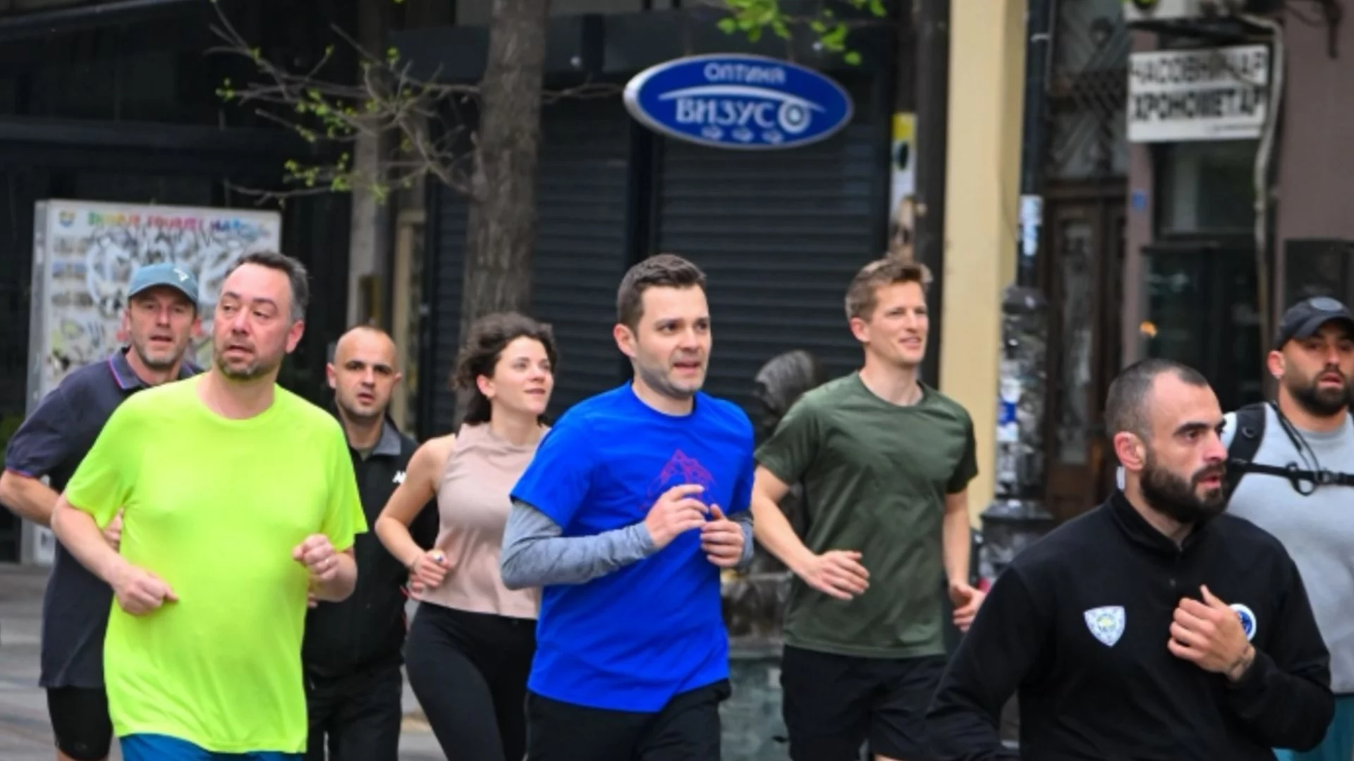 Докато всички говорят за Груевски: Македонският външен министър реши да бяга точно сега (СНИМКИ)