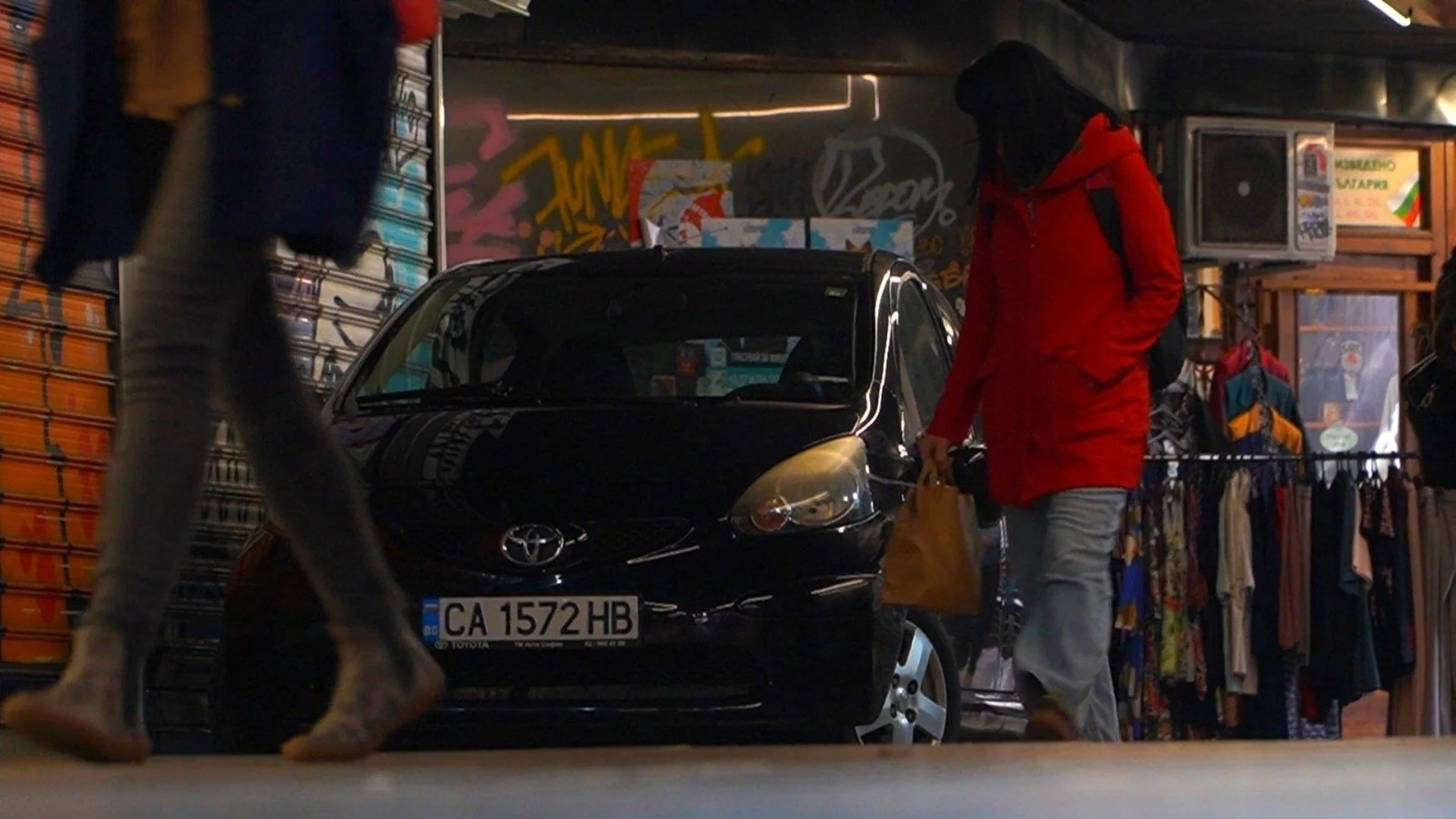 Кола "паркира" в подлеза на Орлов мост (СНИМКИ)