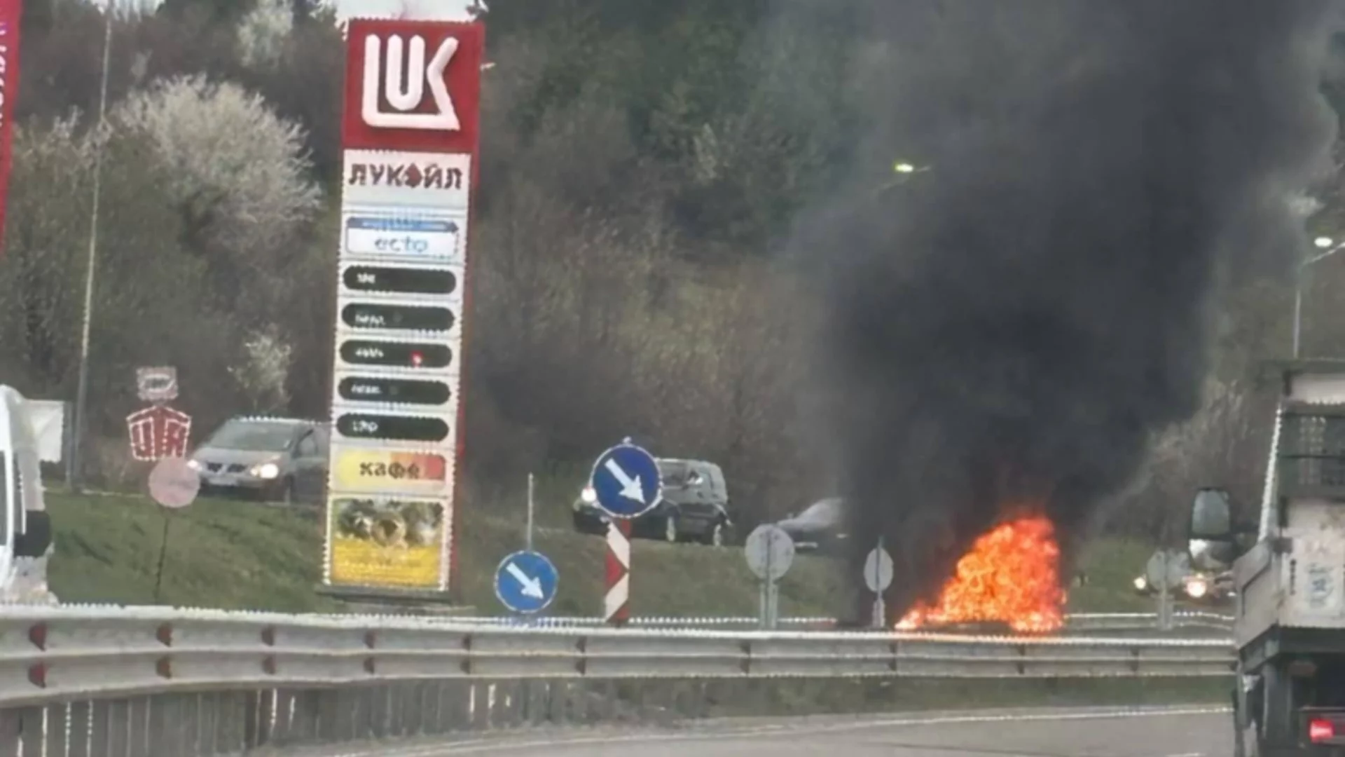 Огромни задръствания край София, горяха два автомобила (СНИМКИ)