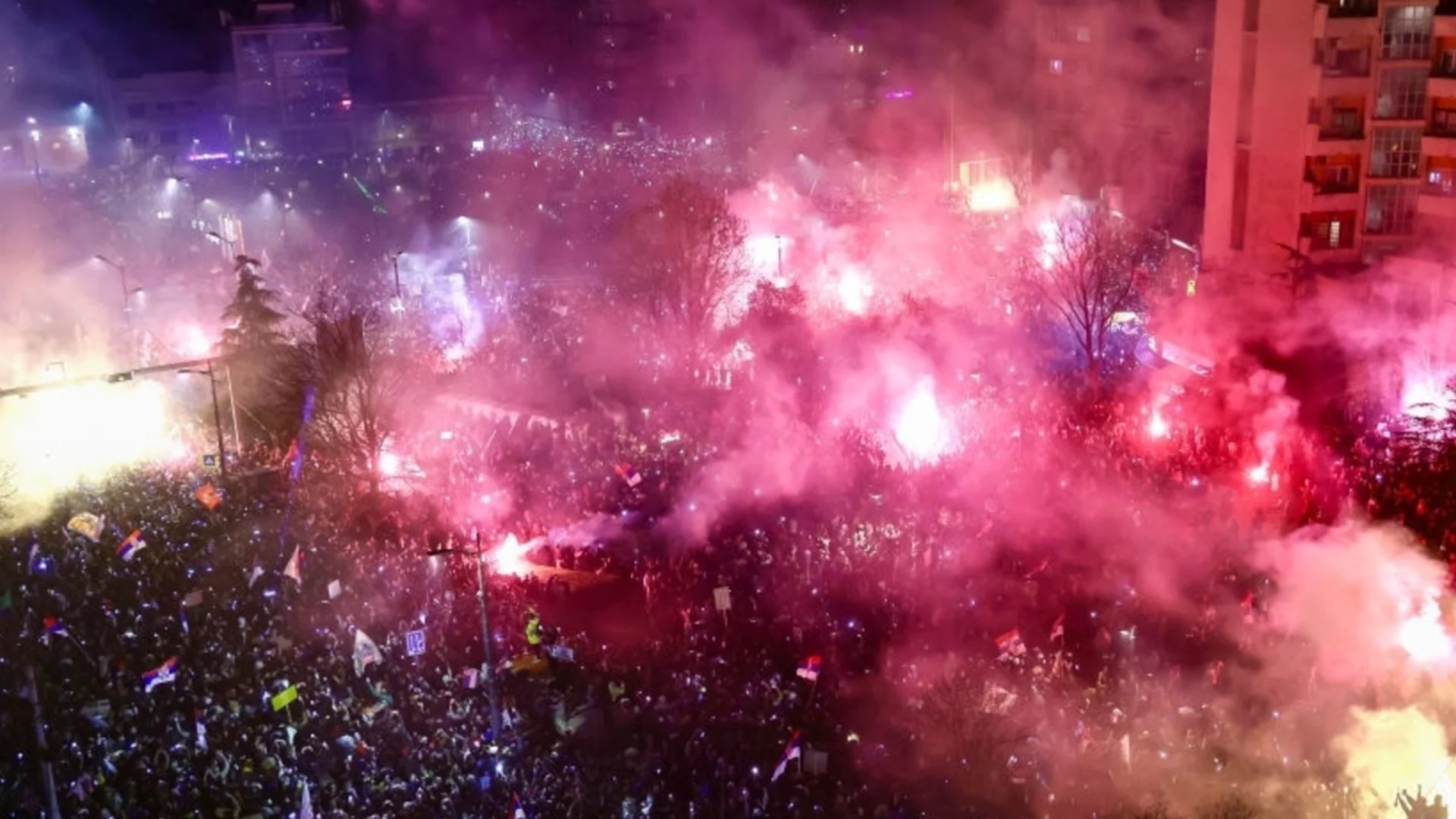 Напрежение до сръбско-унгарската граница: Автобус за студенти беше подпален във Войводина (ВИДЕО)