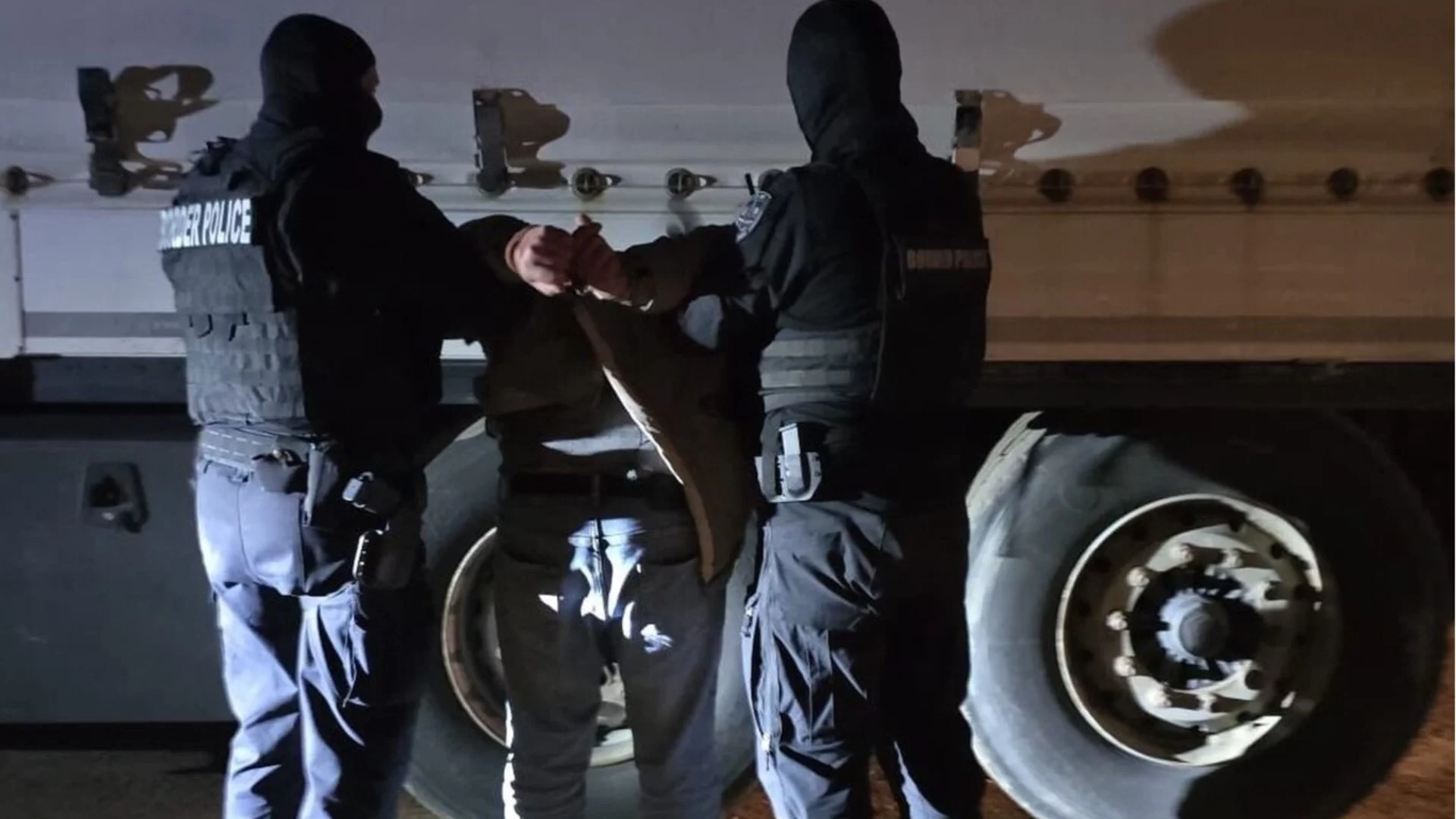 Разбиха група за трафик на мигранти, петима са задържани (СНИМКИ)