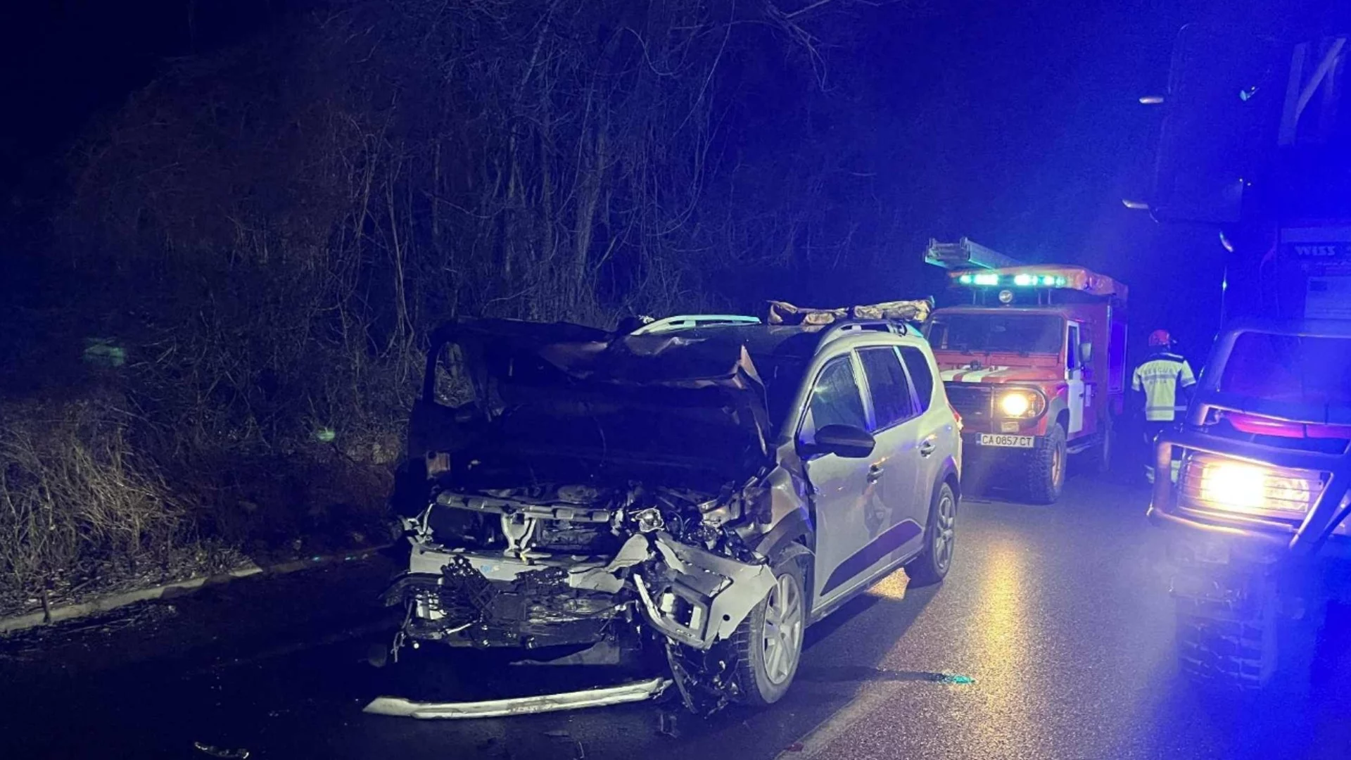 Кола с младежи се заби в дърво