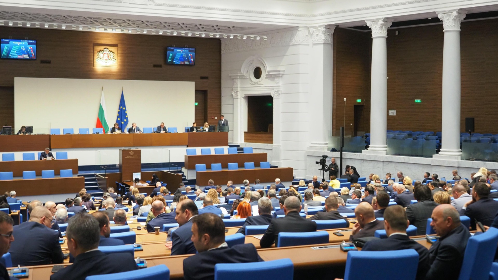 Социологически упражнения дни преди вота: Кой колко мандата ще има и какво доверие печели? (СНИМКИ)