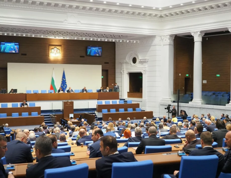 Социологически упражнения дни преди вота: Кой колко мандата ще има и какво доверие печели? (СНИМКИ)