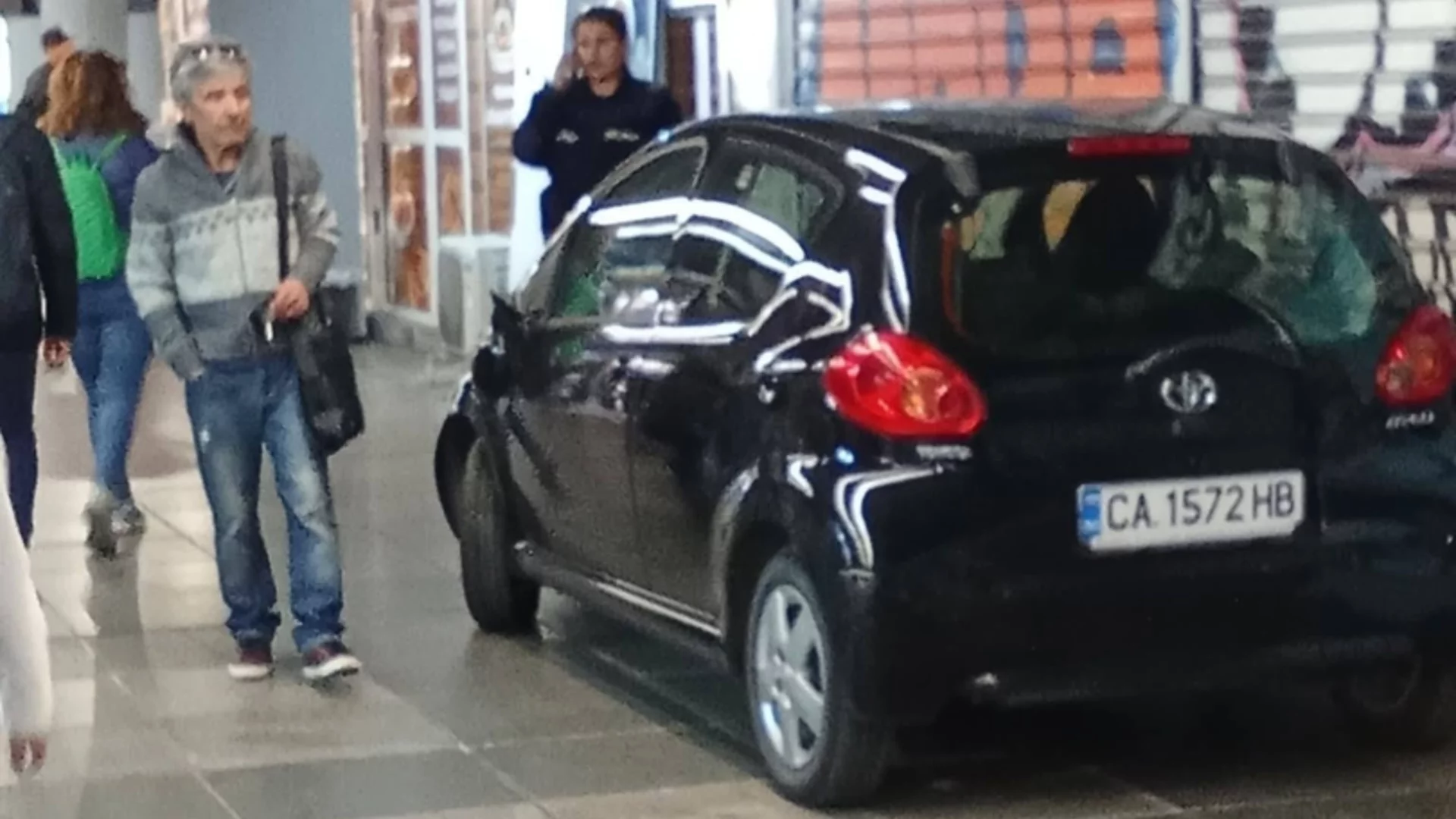 Кола "паркира" в подлеза на Орлов мост (СНИМКИ)