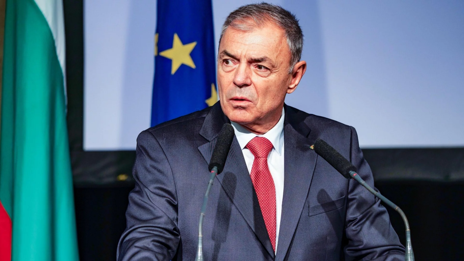 В училище се учи материал за студенти 3 курс: Министърът обяви кога ще се олекотят учебните програми