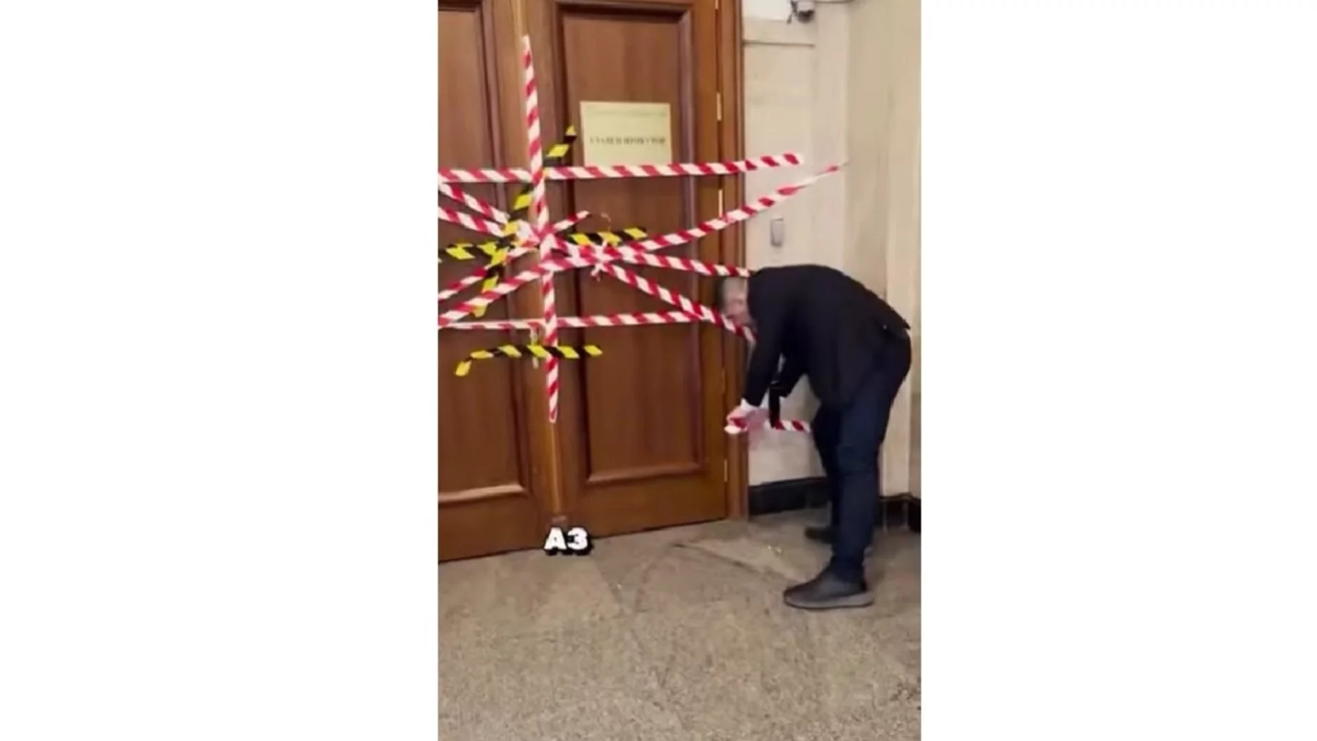 Защо пазиш 30 кандидат-депутати, купуващи гласове? Сарафов не отговори и "Да, България" му запечата офиса (ВИДЕО)