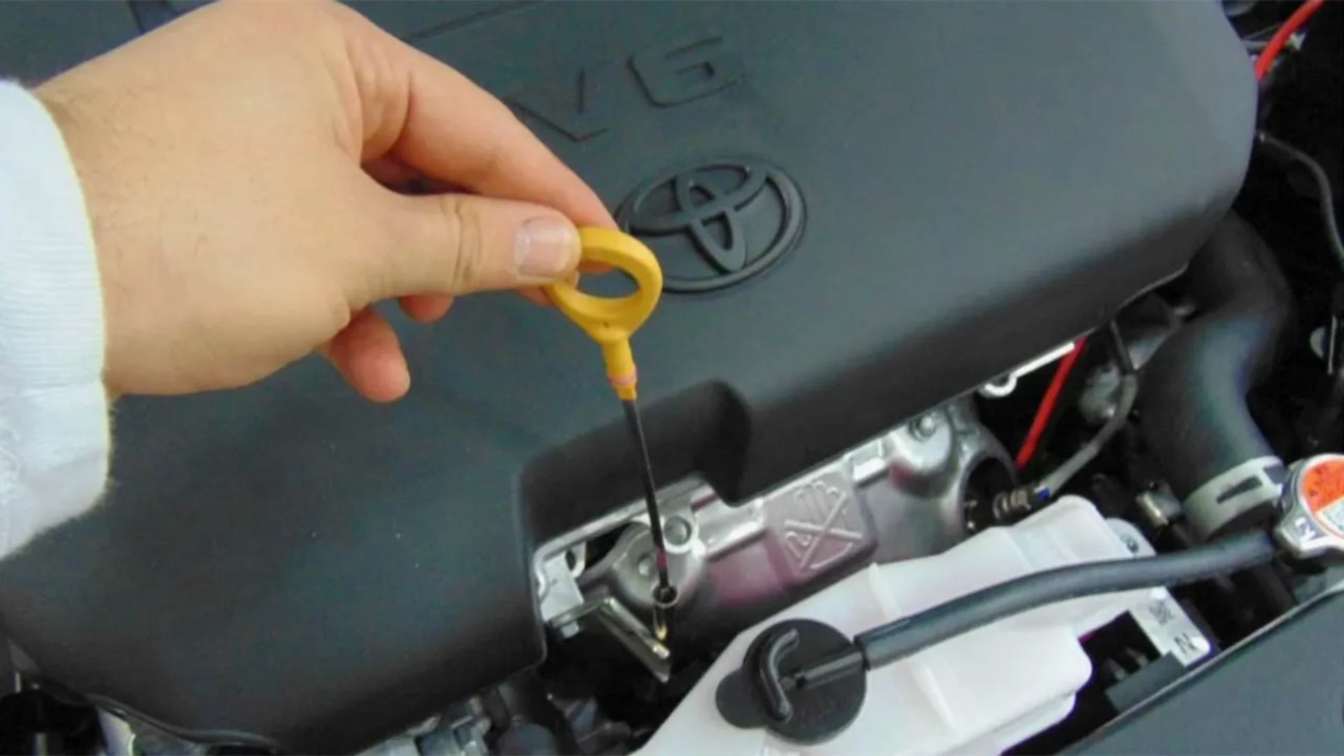 Как да се справите с внезапен спад на маслото по време на движение