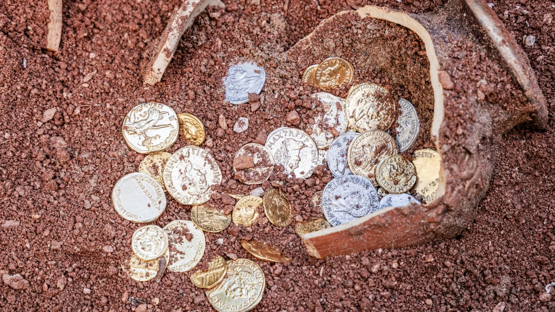 Катерачи с огромен късмет откриха съкровище в планината и ще бъдат много богати