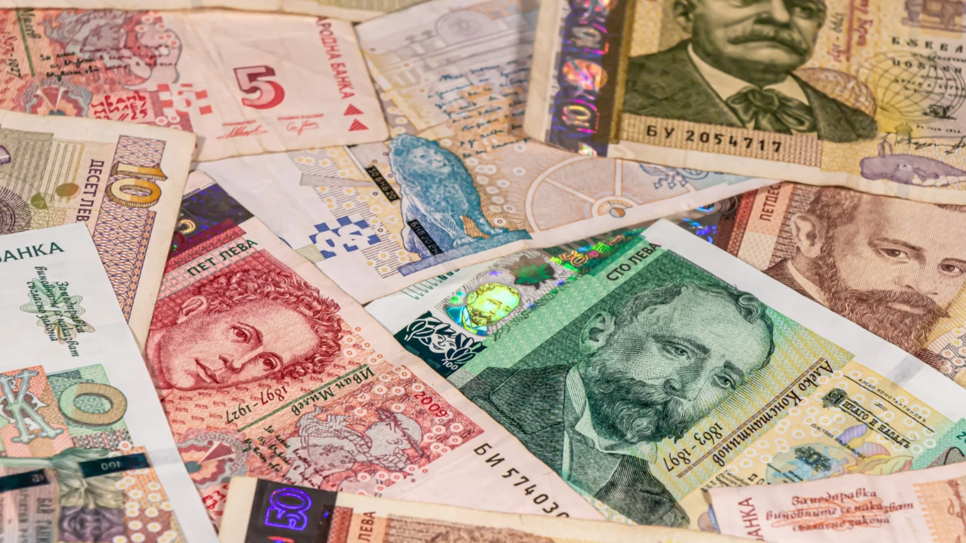 Сметката за 2025: Доходи и разходи, кое расте повече?