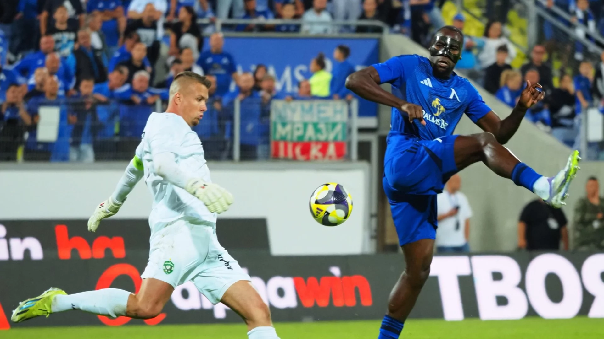 Прибра няколко заплати и си тръгва: Левски разкарва заместника на Сангаре