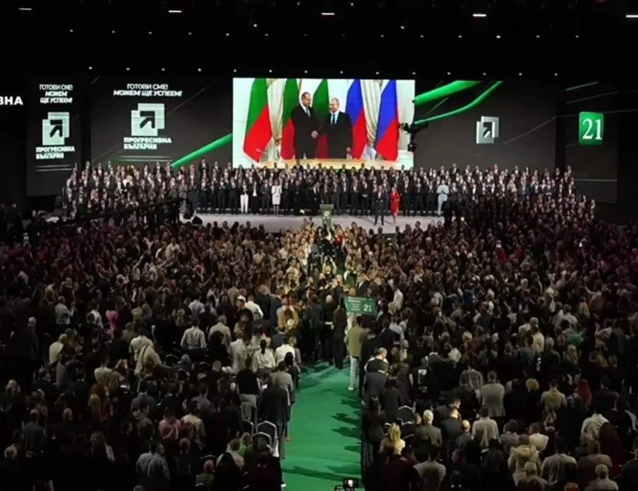 Радев се ръкува с Путин, тълпата ръкопляска: "Среден пръст в лицето на Европа" (ВИДЕО, СНИМКИ)