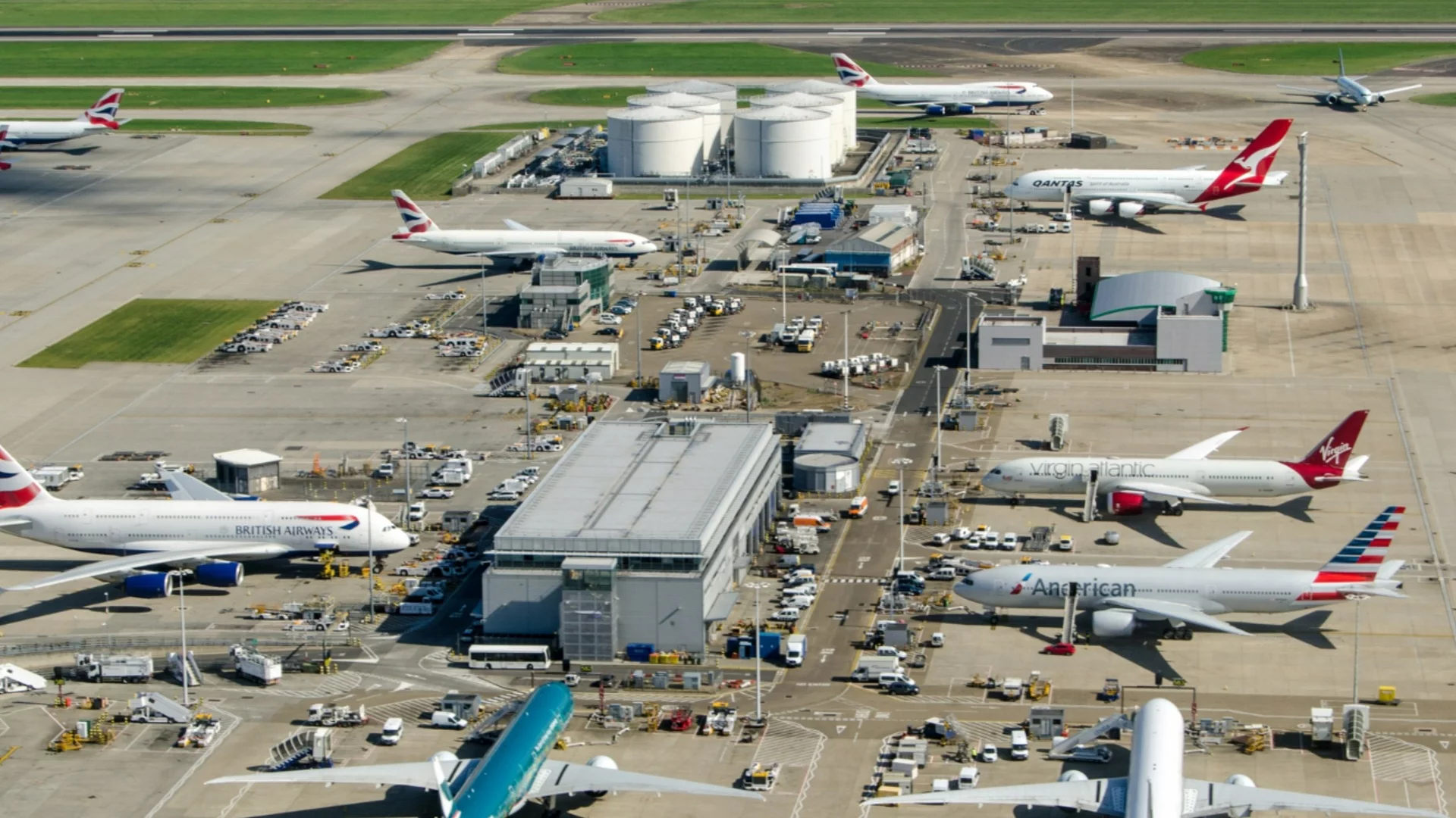 "Има напрежение": ЕС се готви да освобождава запаси от керосин