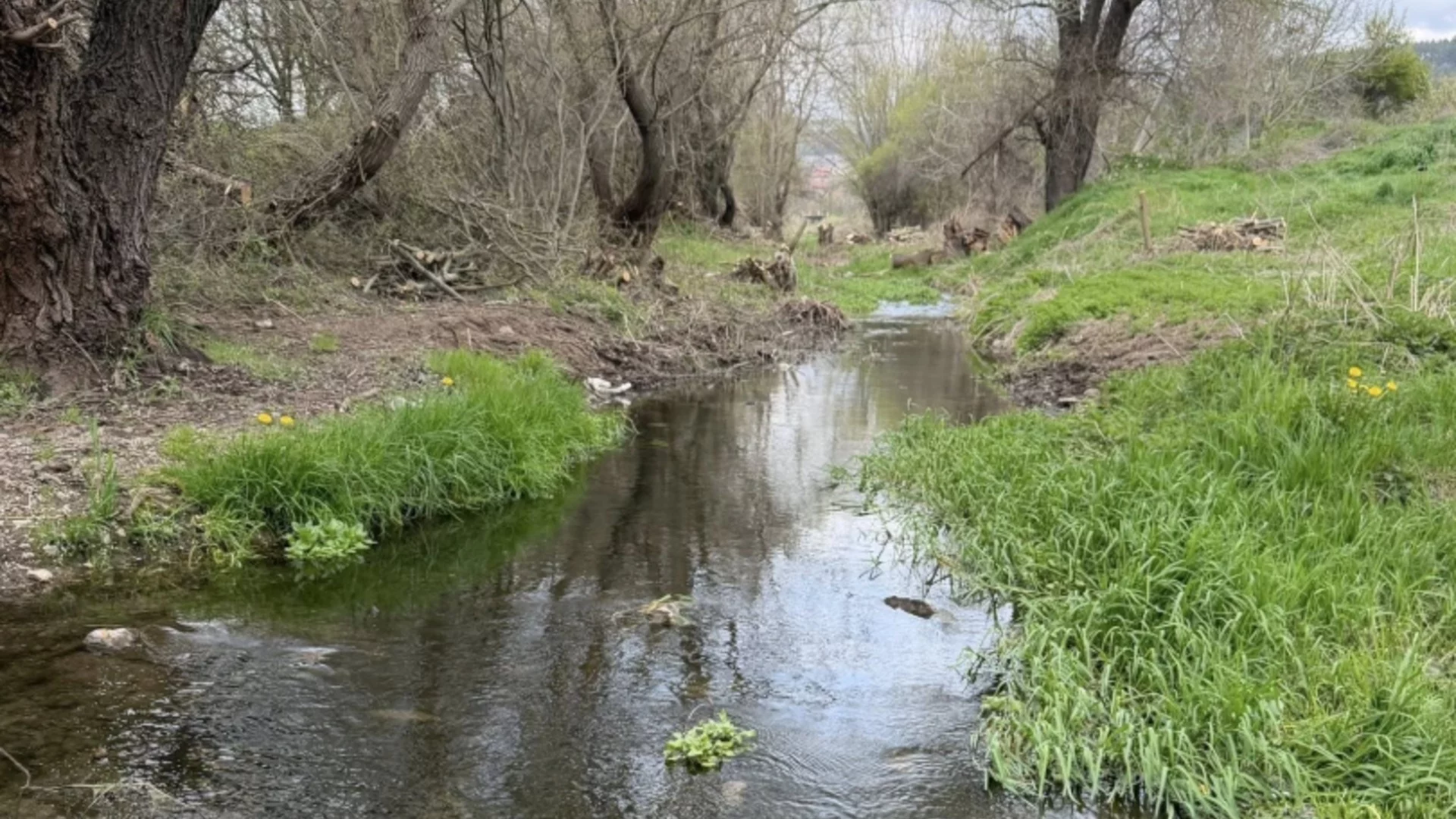 Община Костинброд продължава с почистването на речните корита