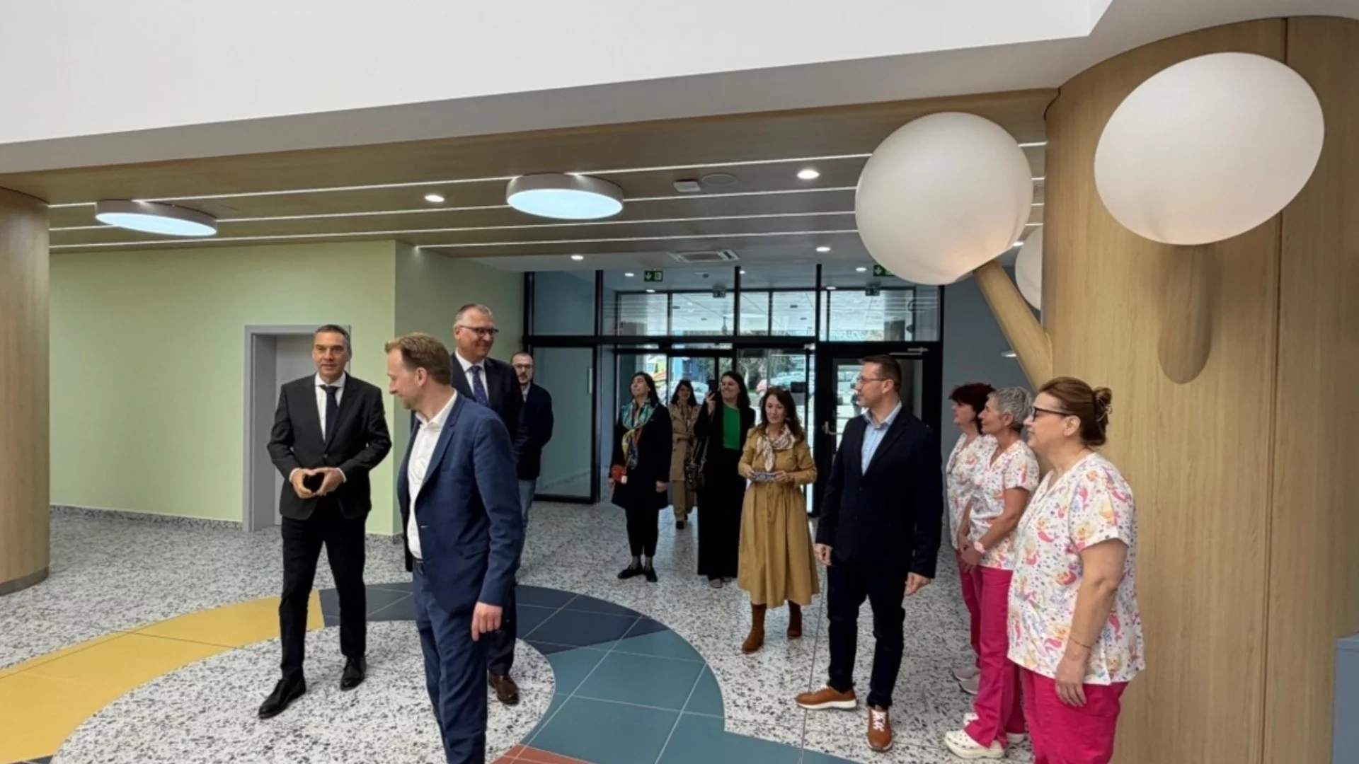 Ръководството на ЕИБ впечатлено от напредъка на детската болница и студентския кампус в Бургас