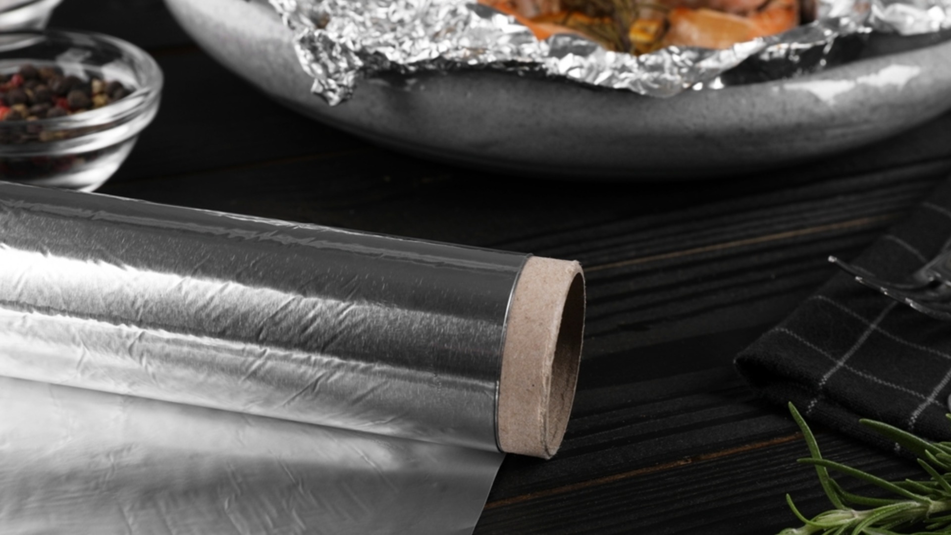 Тайна от кухнята: Коя страна на алуминиевото фолио е „правилната“