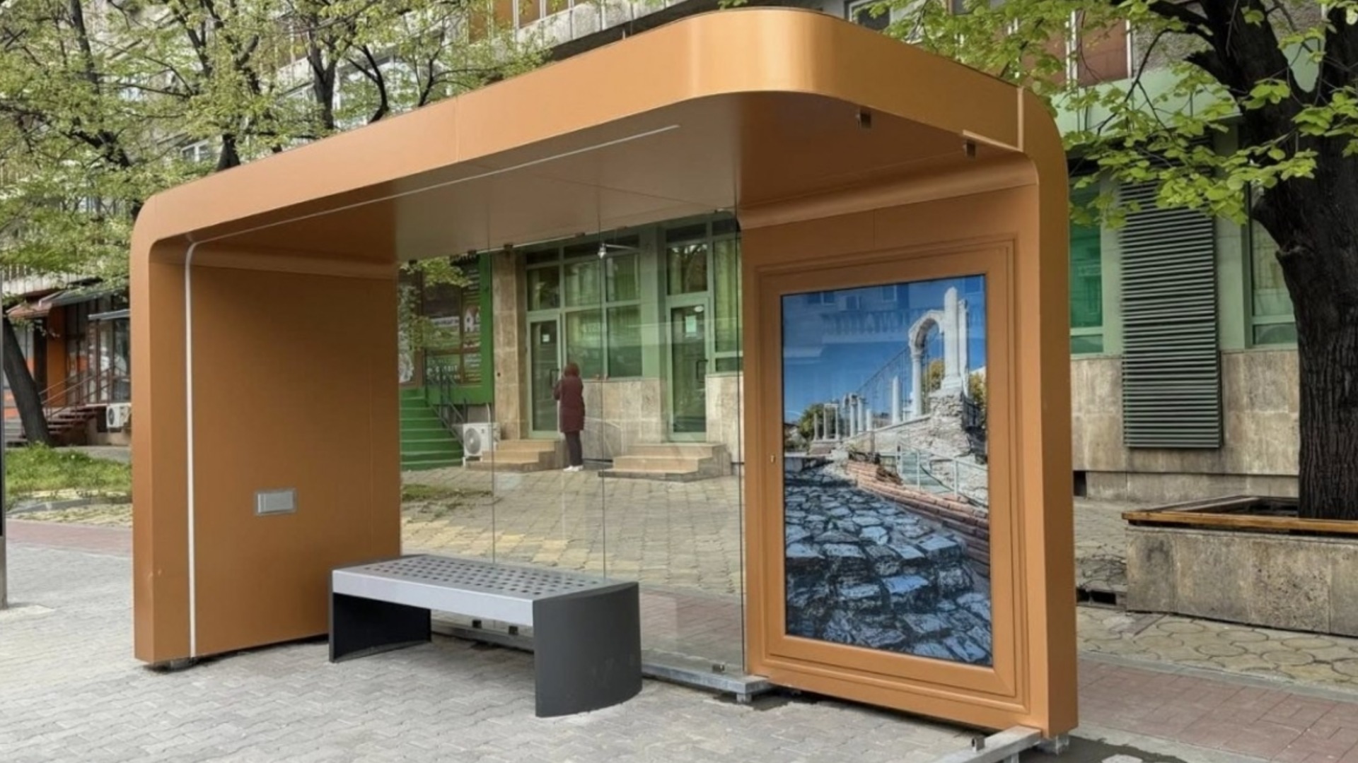 Община Стара Загора представи първия нов модерен заслон на спирка на градския транспорт