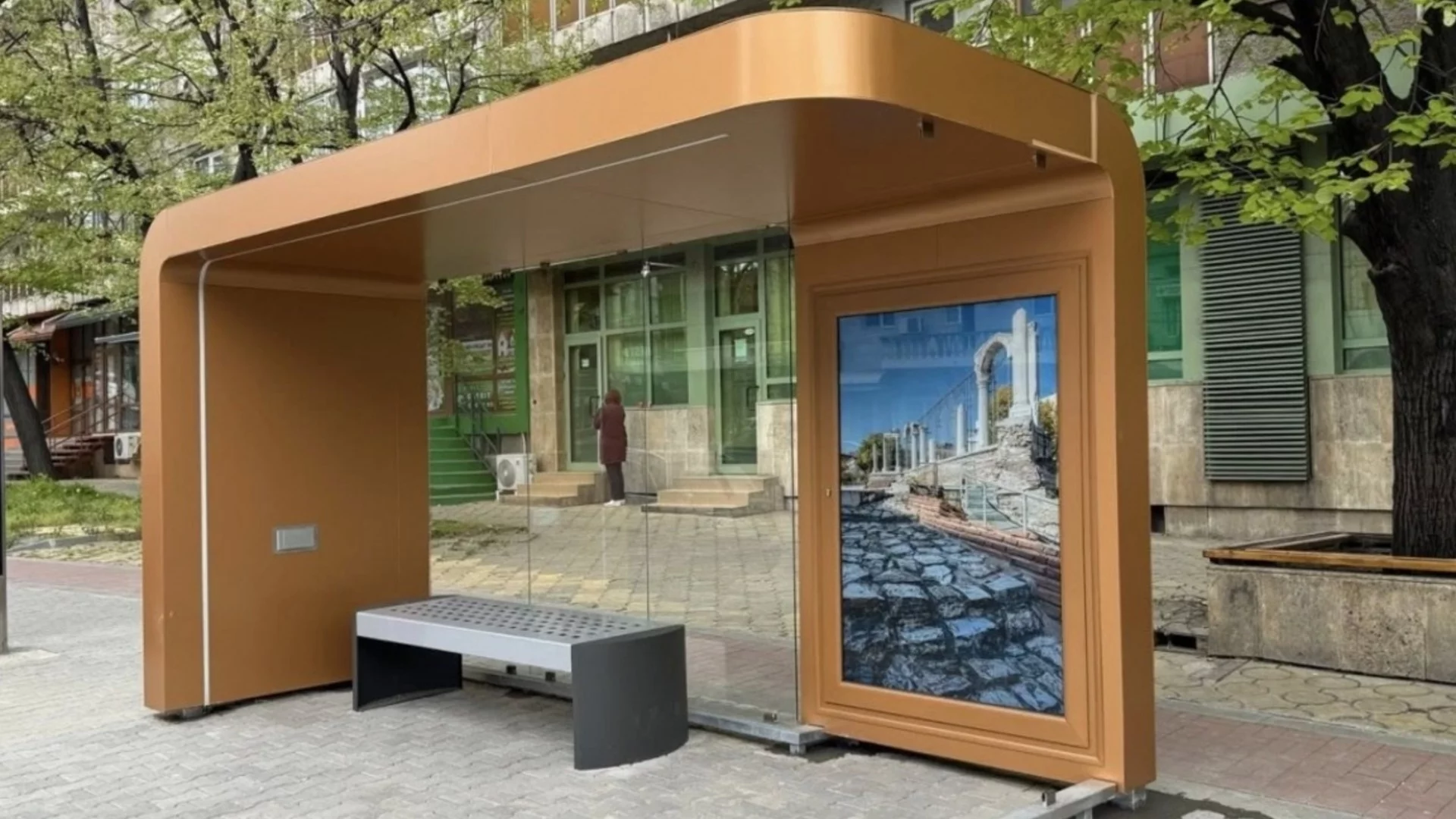 Община Стара Загора представи първия нов модерен заслон на спирка на градския транспорт