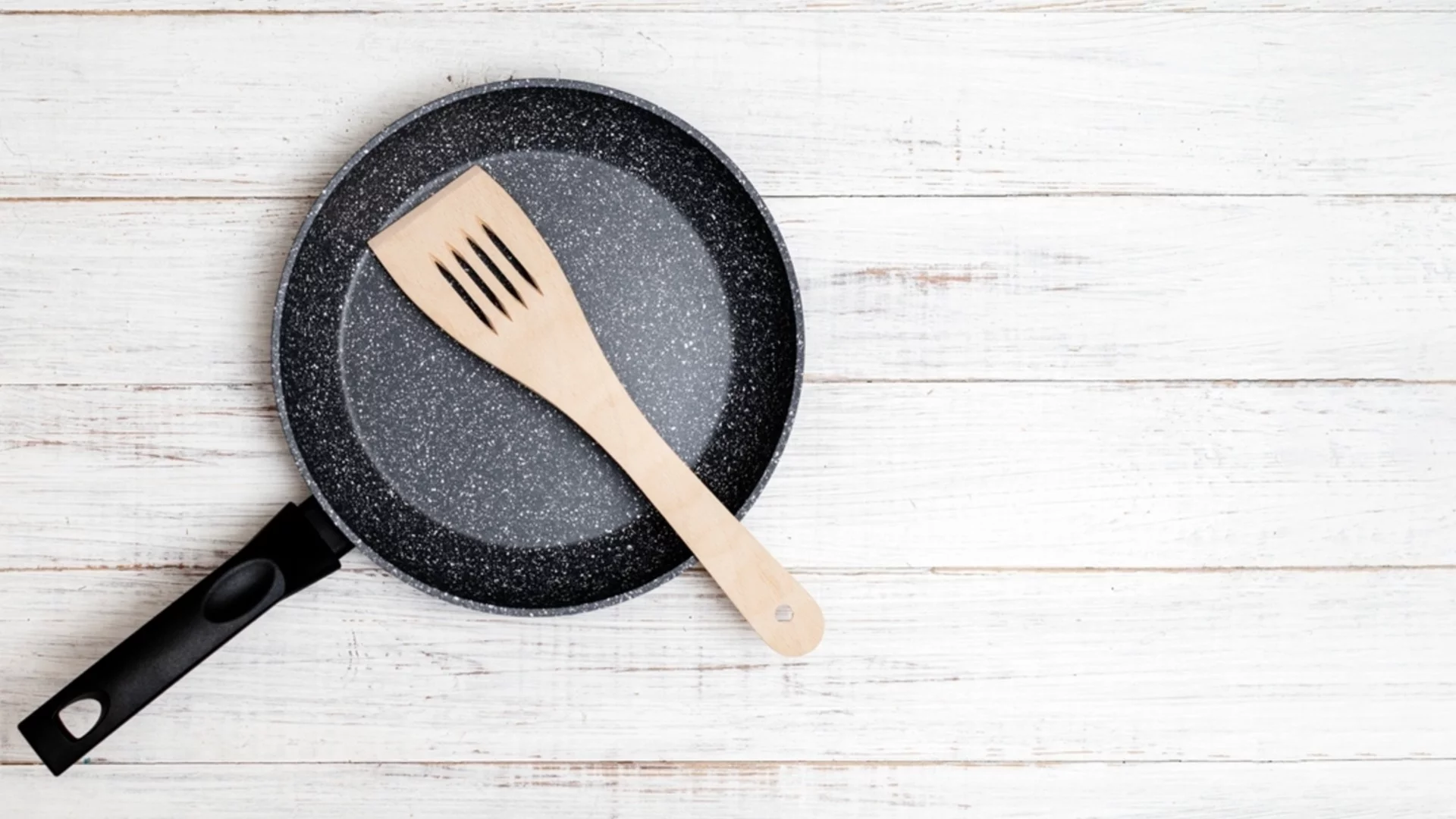 5 грешки, които съсипват незалепващите ви тигани