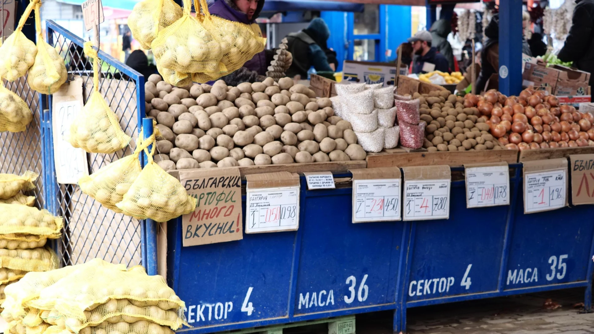 Купуваме повече, въпреки че се чувстваме по-бедни: Анализ на икономисти