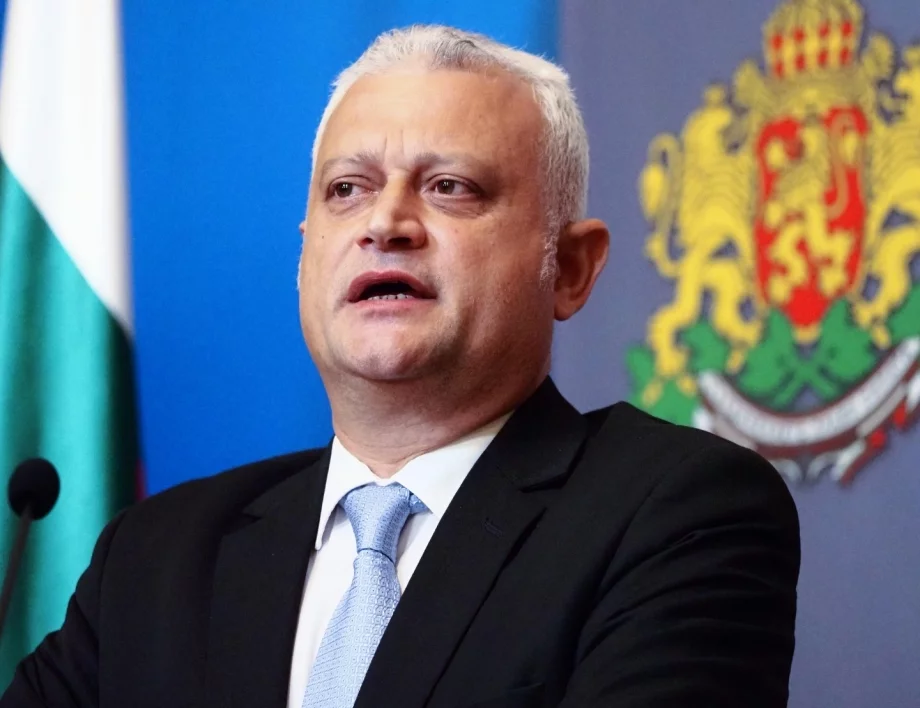 "99,5% от машините работят безпроблемно": Вътрешният министър за политическите лъжи в изборния ден