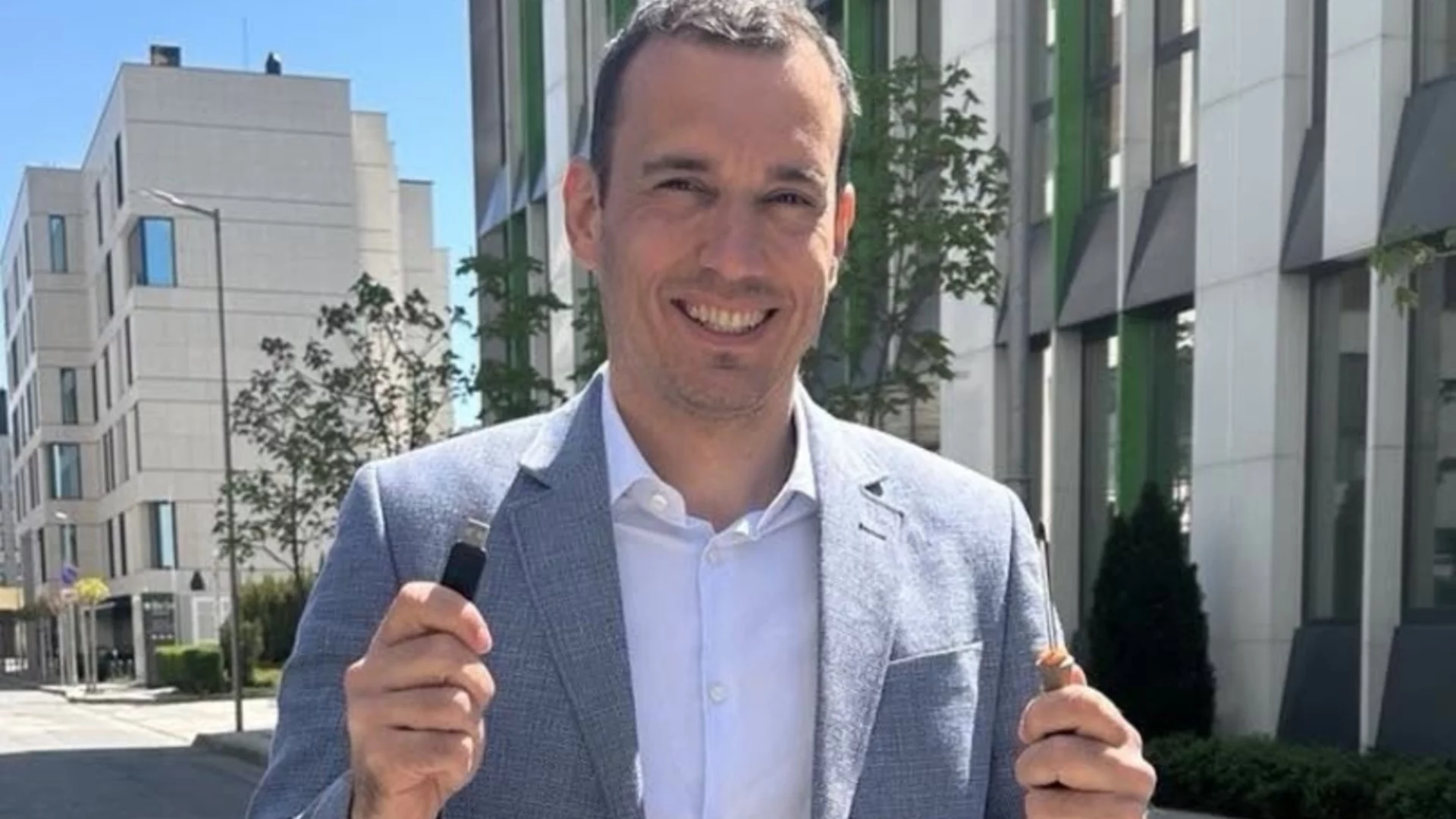 "По съвет излязох подготвен": Васил Терзиев гласува на машина с отвертка и флашка (СНИМКИ)