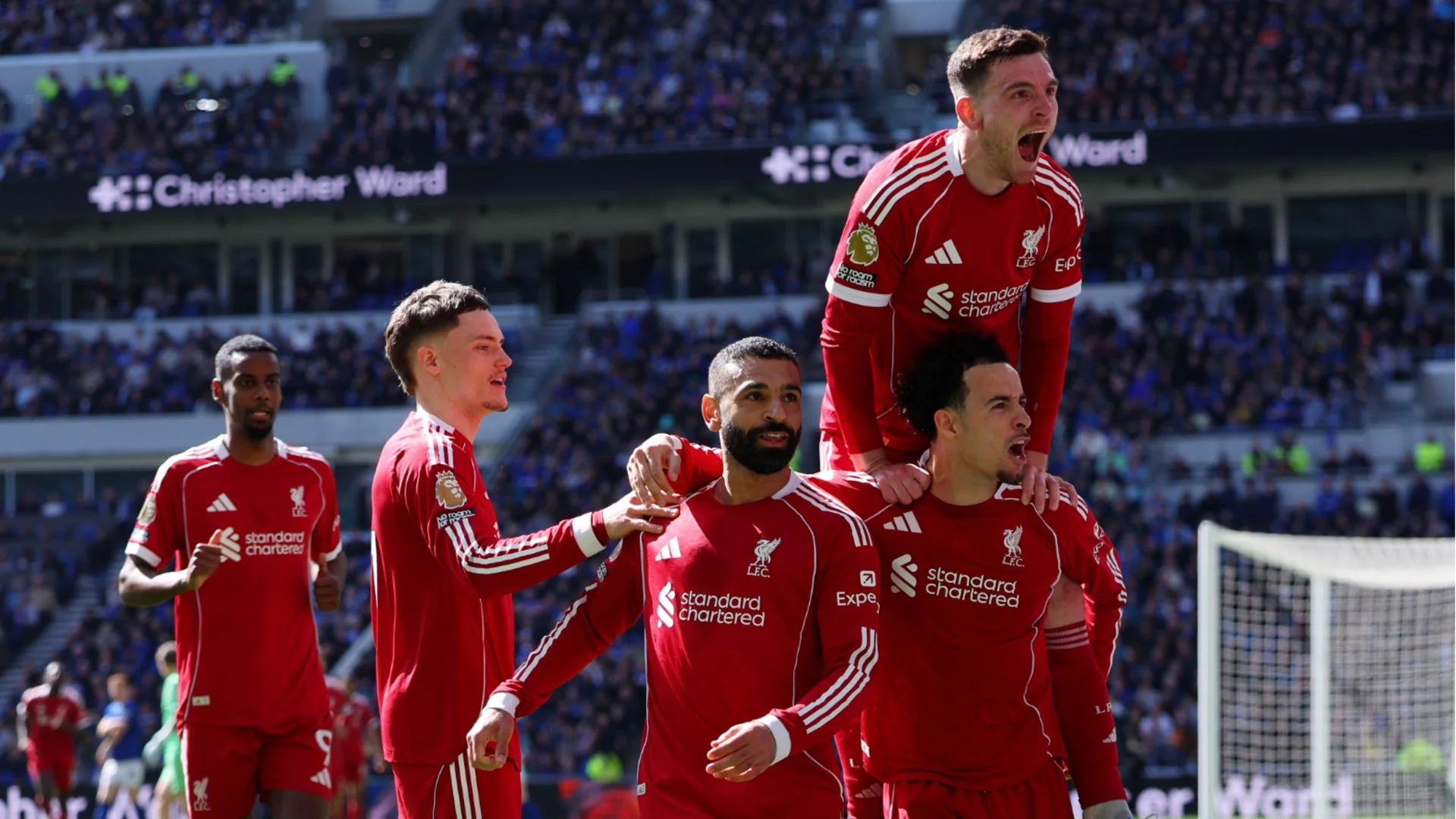 Ливърпул оцеля в щуро историческо дерби с попадение в 100'! Вила спечели луд 7-голов трилър