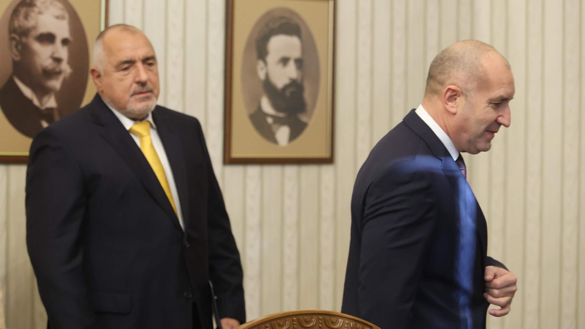 Първи резултати: Радев води на ГЕРБ с 20%, огромна интрига за второто място и кой ще е в парламента (ГРАФИКА)