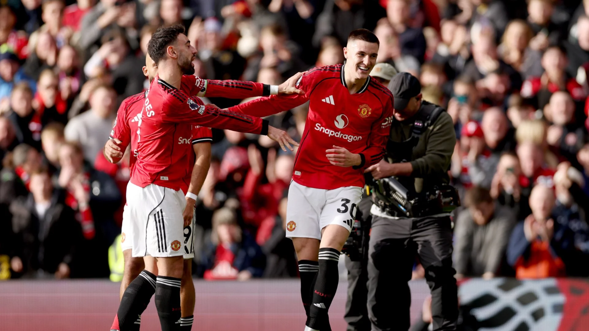 Юнайтед с нова крачка към Шампионска лига след успех над Челси, Тотнъм продължава да затъва